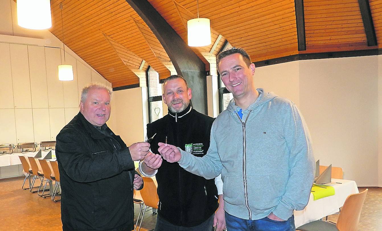 Pfarrer Hans-Günther Korr überreicht die Hausschlüssel des Pa-Jo-Hauses an die neuen Betreiber Thomas von Werden und Oliver Lebioda (v.l.). <![CDATA[]]>