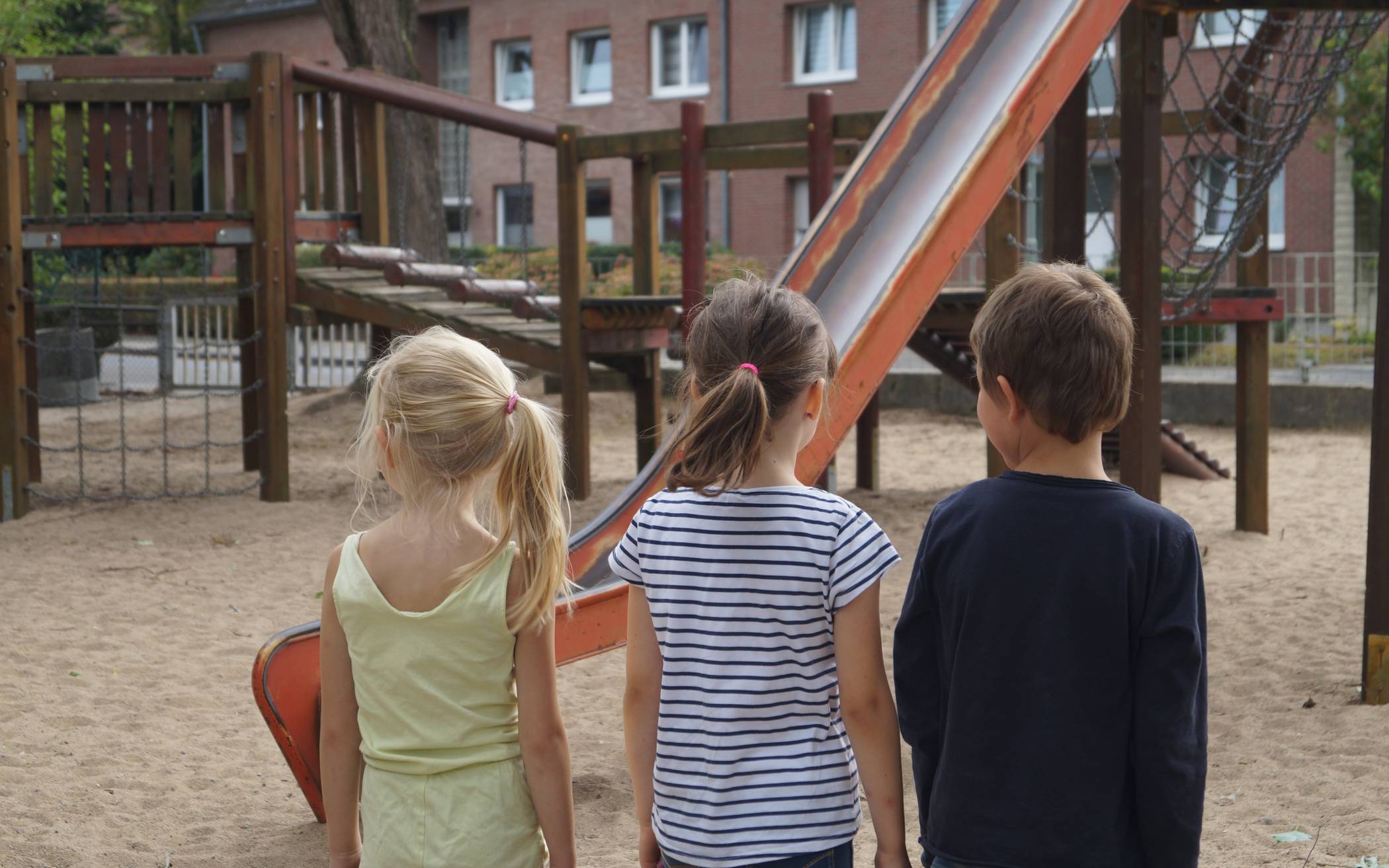  Die Kinder haben inzwischen Angst auf dem Spielplatz – versucht jemand, sie zu verletzen? 