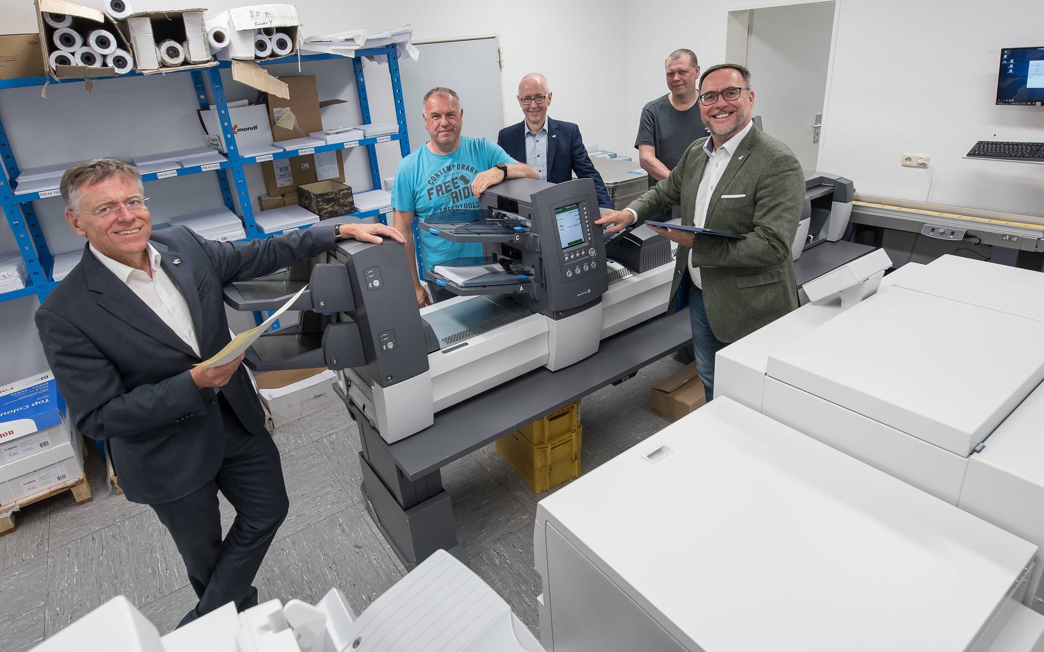  Von links: Landrat Hans-Jürgen Petrauschke, Wolfgang Groß, Frank Meger, Bernd Schirrmann und IT-Dezernent Harald Vieten in der Hausdruckerei, die die digitale Bußgeldstelle unterstützt. 