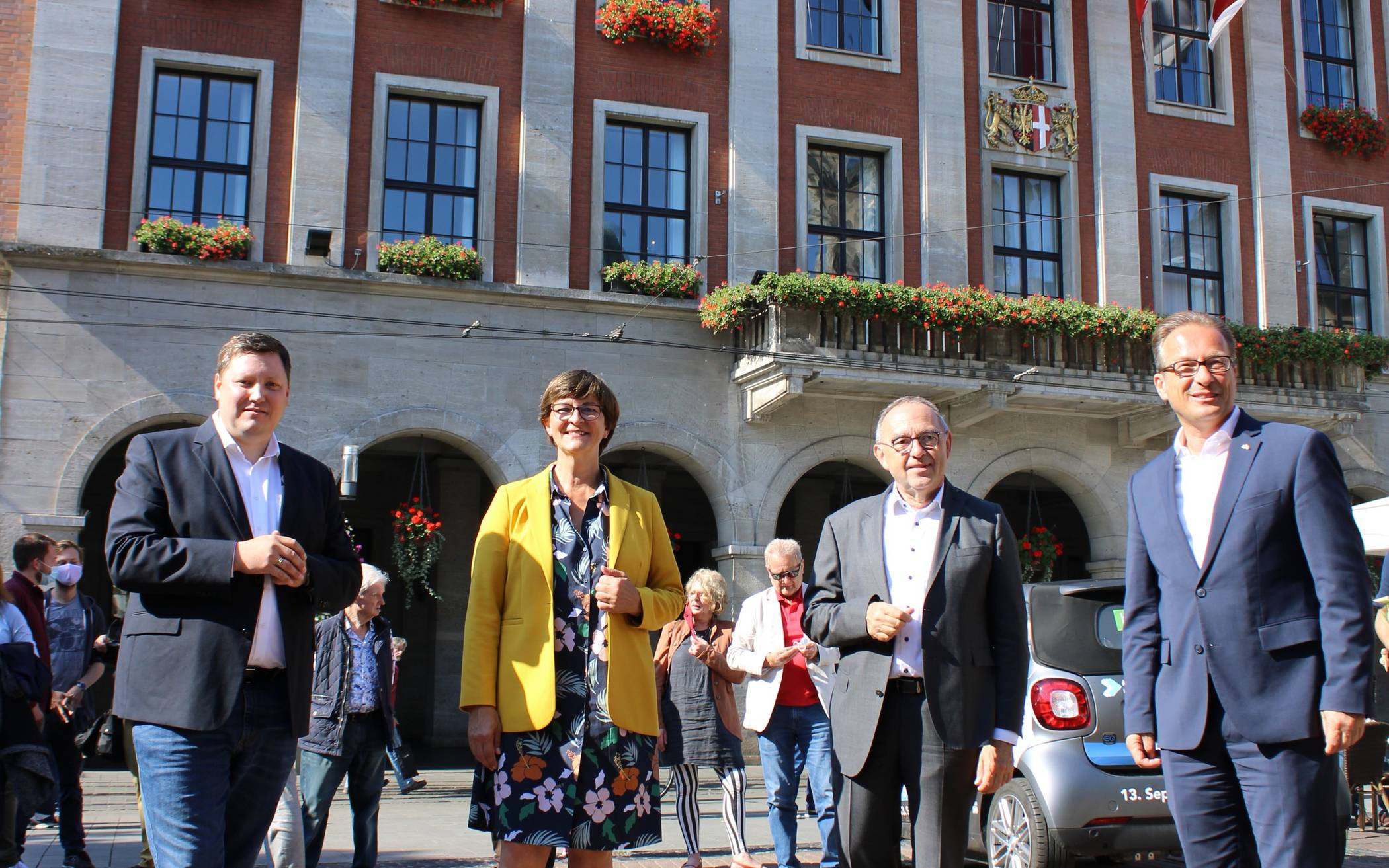  Landratskandidat Andreas Behncke, Saskia Esken, Norbert Walter-Borjans und Bürgermeister Breuer (v.l.) standen auf dem Marktplatz den Bürgern Rede und Antwort. 
