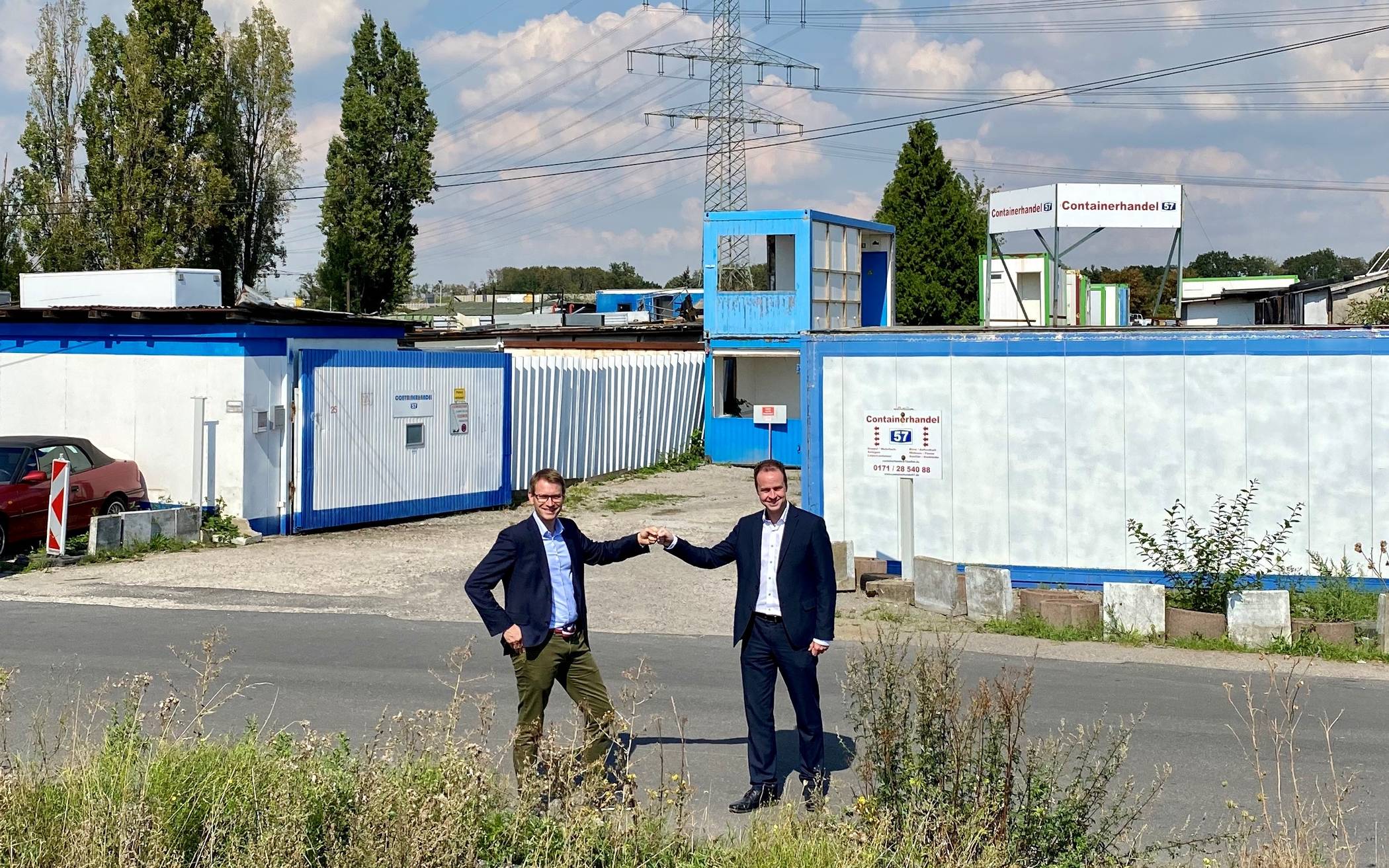  Die CDU-Bürgermeisterkandidaten Lars Christoph (Kaarst) und Jan-Philipp Büchler (Neuss) wollen anstelle des Schrottplatzes am Holzbüttger Weg einen Unternehmerpark entstehen lassen. 