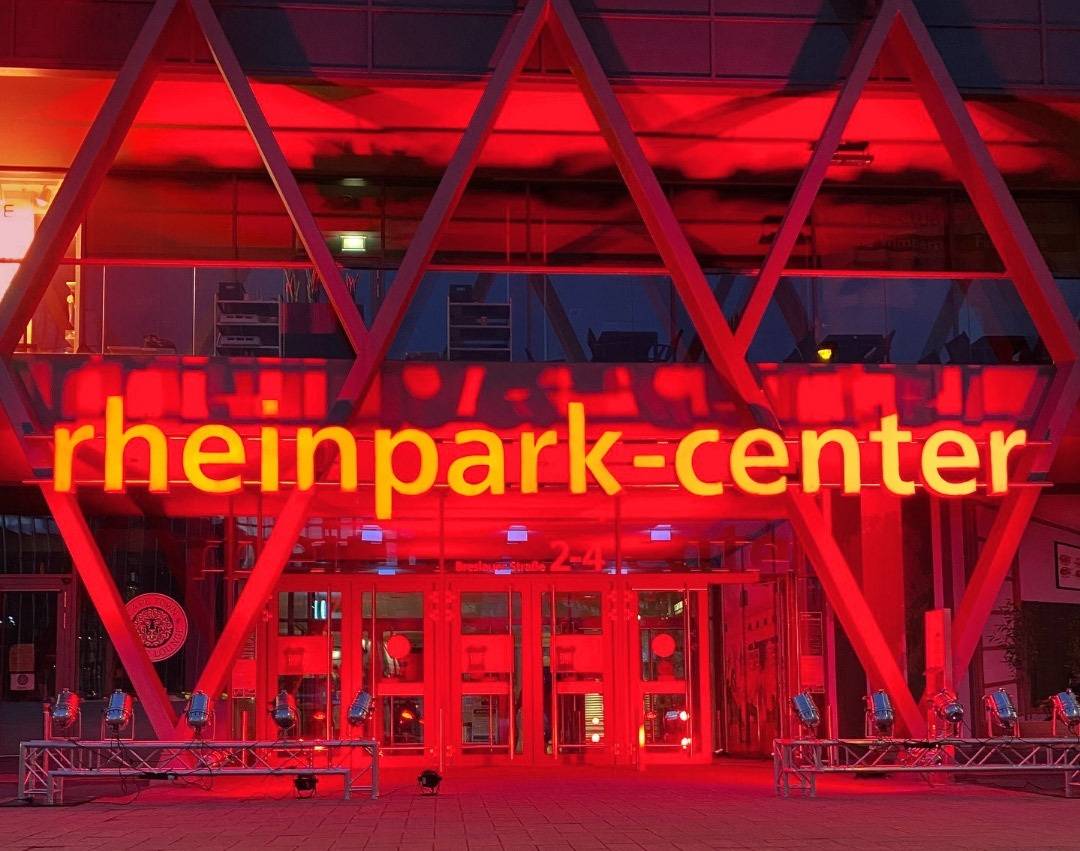 Am Montag leuchtete das Rheinpark-Center Neuss