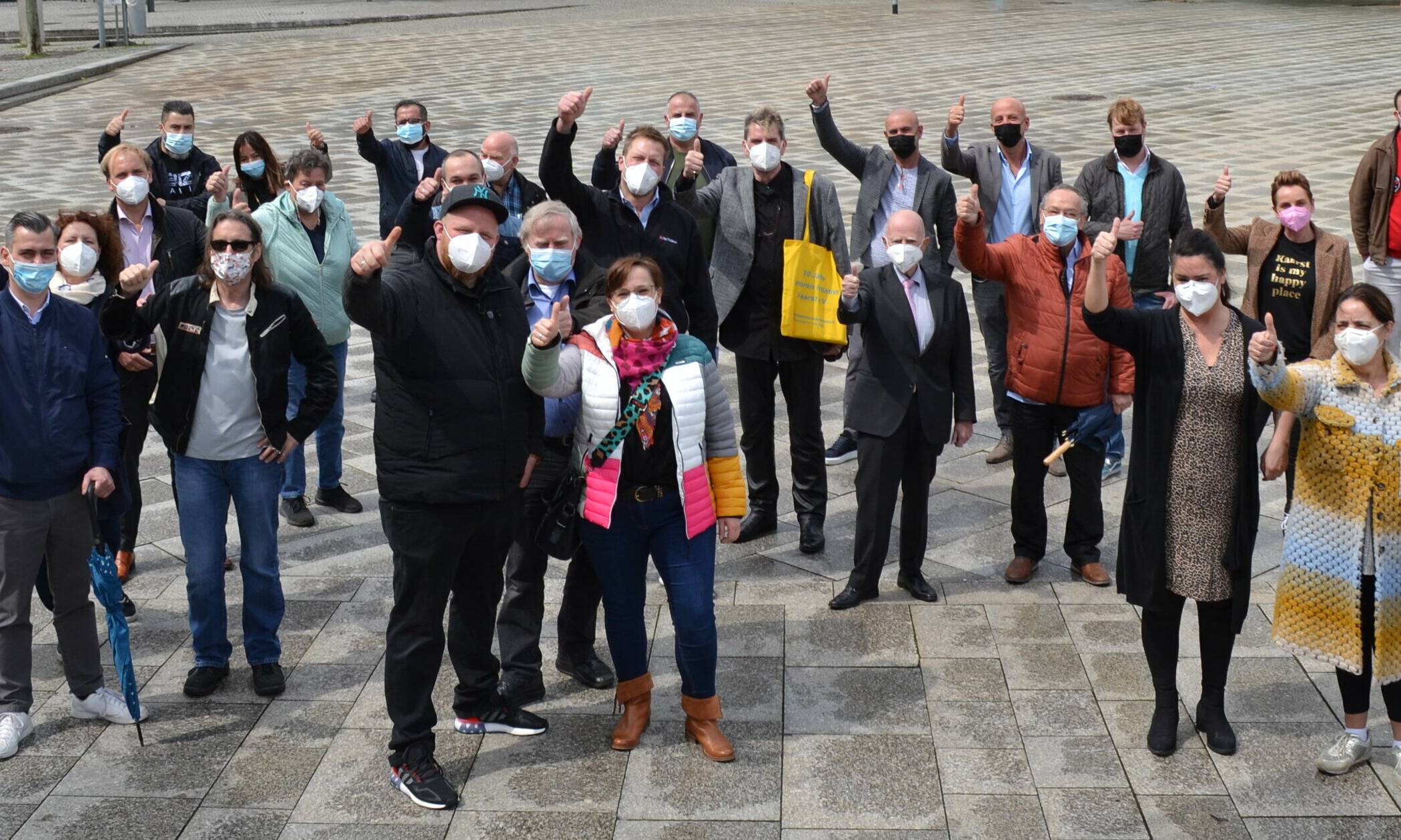  Daumen hoch – Kaarster Gastronomen freuen sich: Endlich dürfen sie wieder für ihre Gäste da sein! Auf dem Neumarkt trafen sie sich zu einem gemensamen 
 Termin, um deutlich zu machen: „Wir ziehen an einem Strang“. 