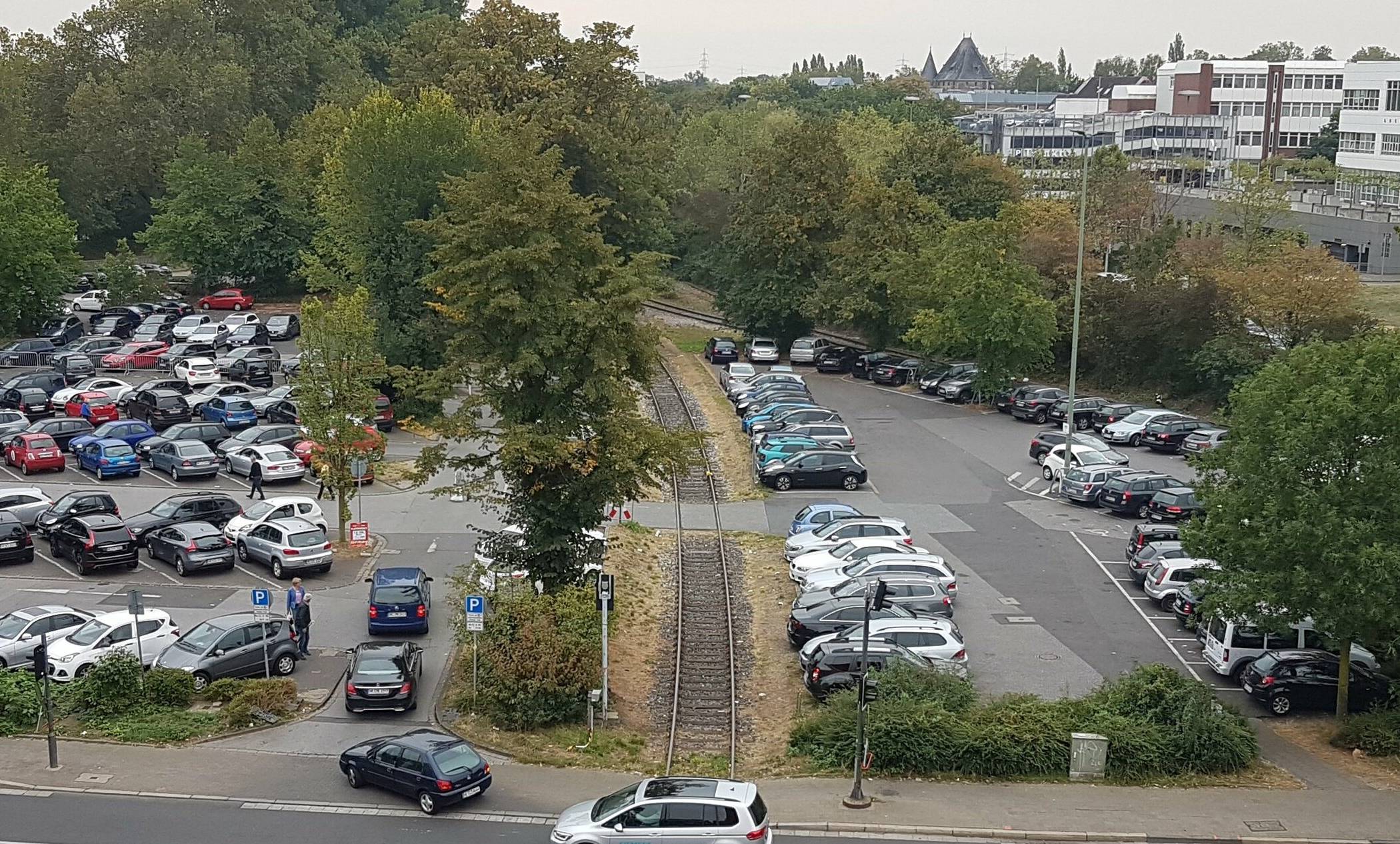 Der Wendersplatz an der Hammer Landstraße dient bisher als Parkplatz; als Bindeglied zwischen Hafen, Rennbahnpark und Neusser City soll er städtebaulich aufgewertet werden. 
  