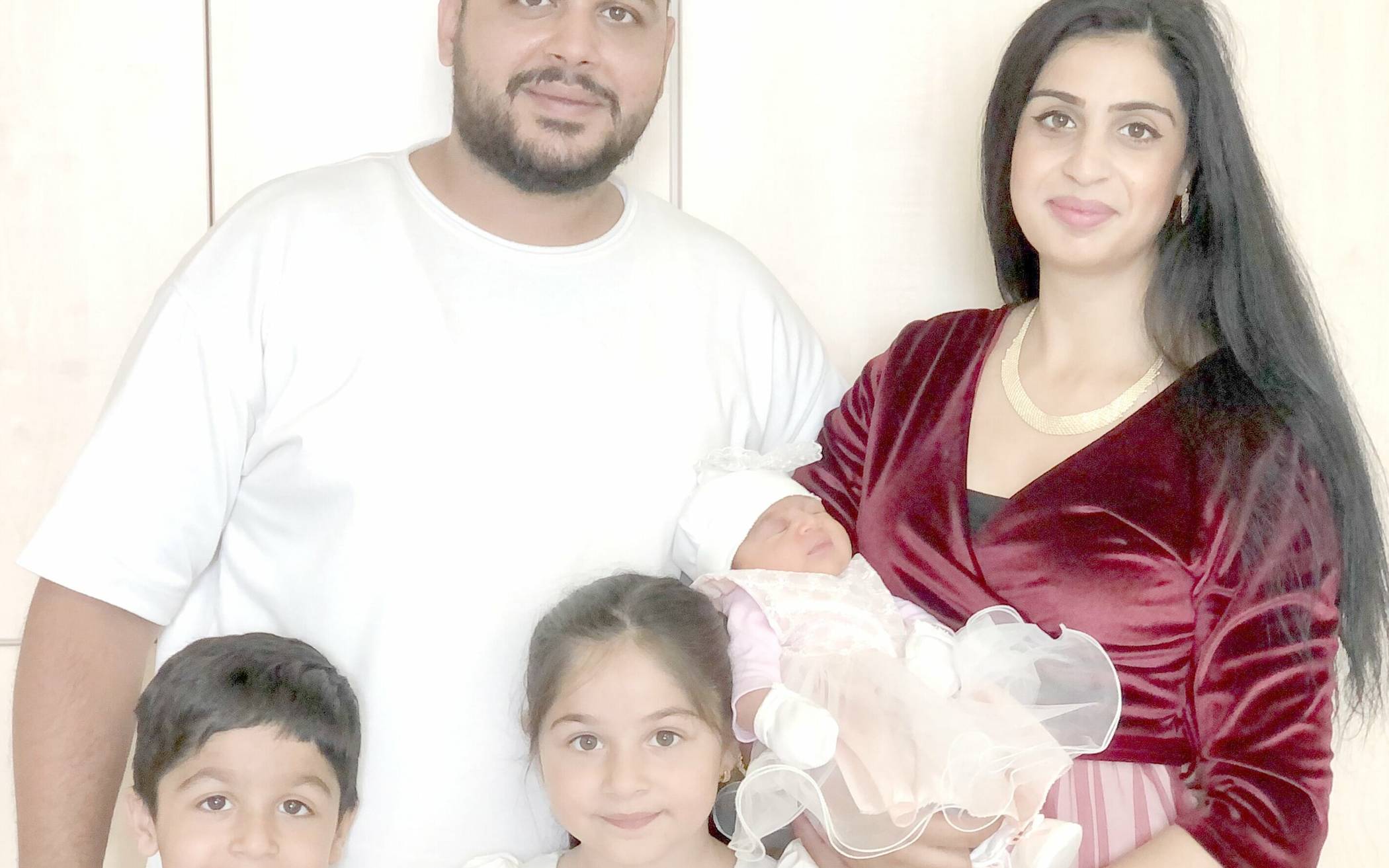  Familie Ramadan mit den Zwillingen Mohamed und Kumrije sowie Baby Suheliya. 