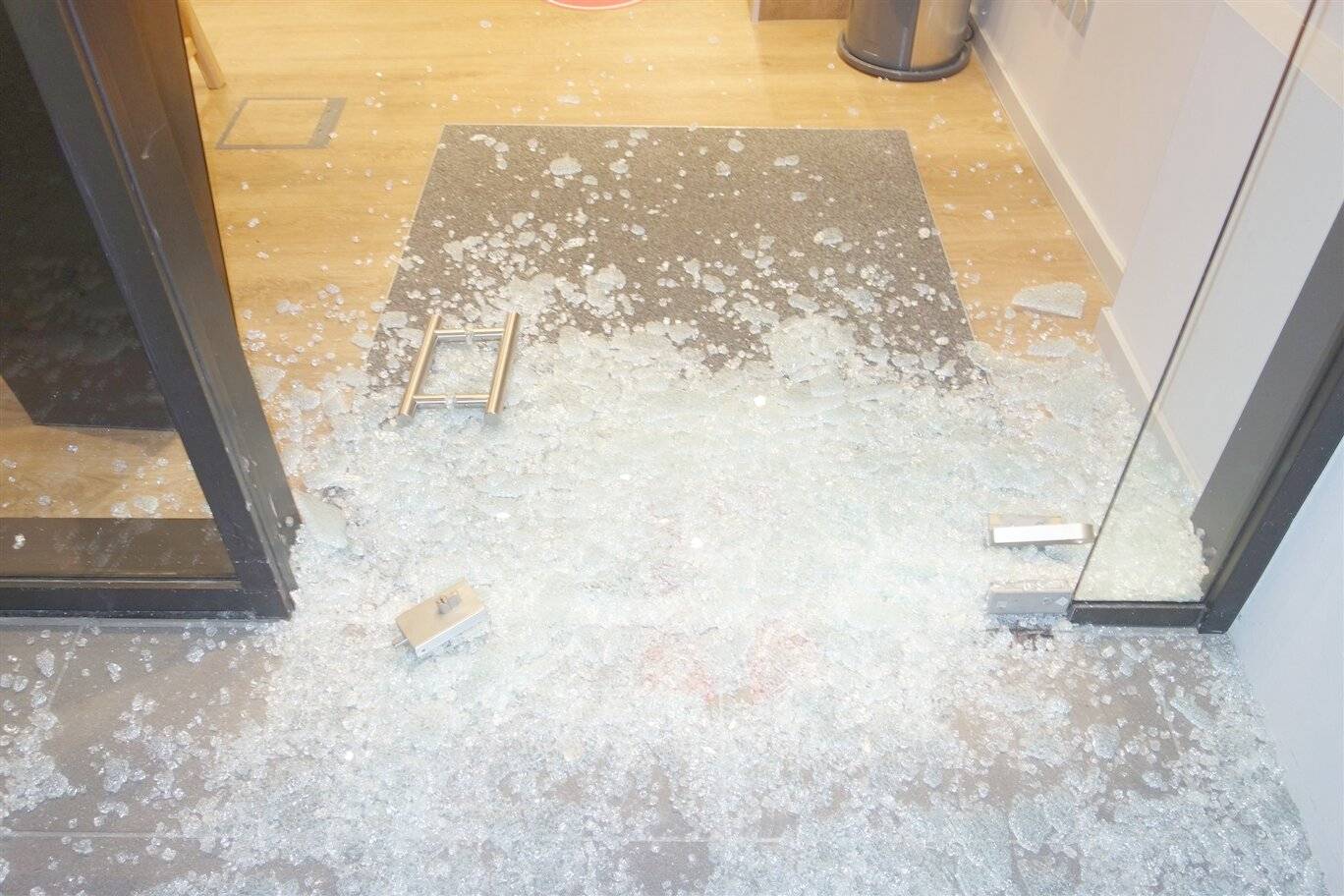 Die Glastür des Handyshops wurde eingeschlagen.