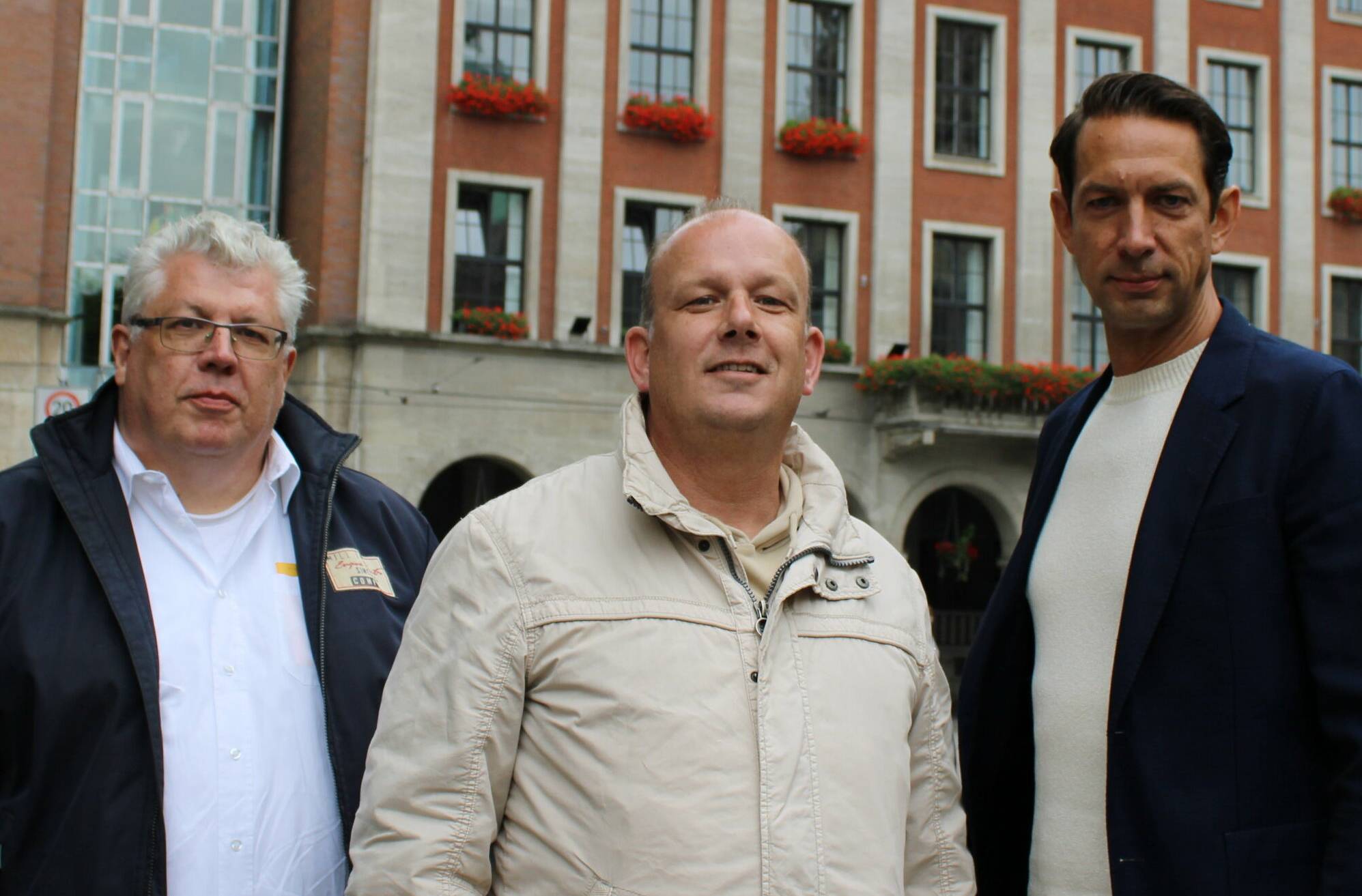  Nicolas Krämer (rechts), Vater einer Grundschülerin und Gesundheitsexperte, macht sich ebenso stark für eine schnelle Anschaffung von Luftfiltern für Schulklassen wie die beiden Vorsitzenden des Stadtelternrats, Dirk Jansen (Mitte) und Stefan Gollnick. Die Kooperation im Stadtrat setzt eher auf mittelfristige Lösungen. 