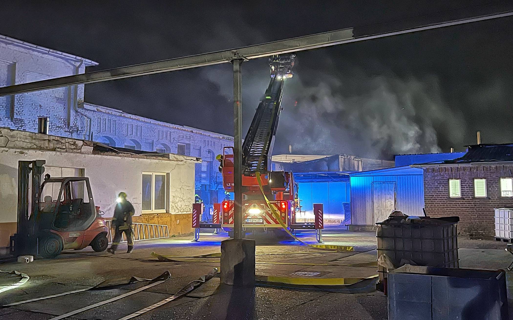 Feuer in einer Werkstatthalle an der Scharnhorststraße