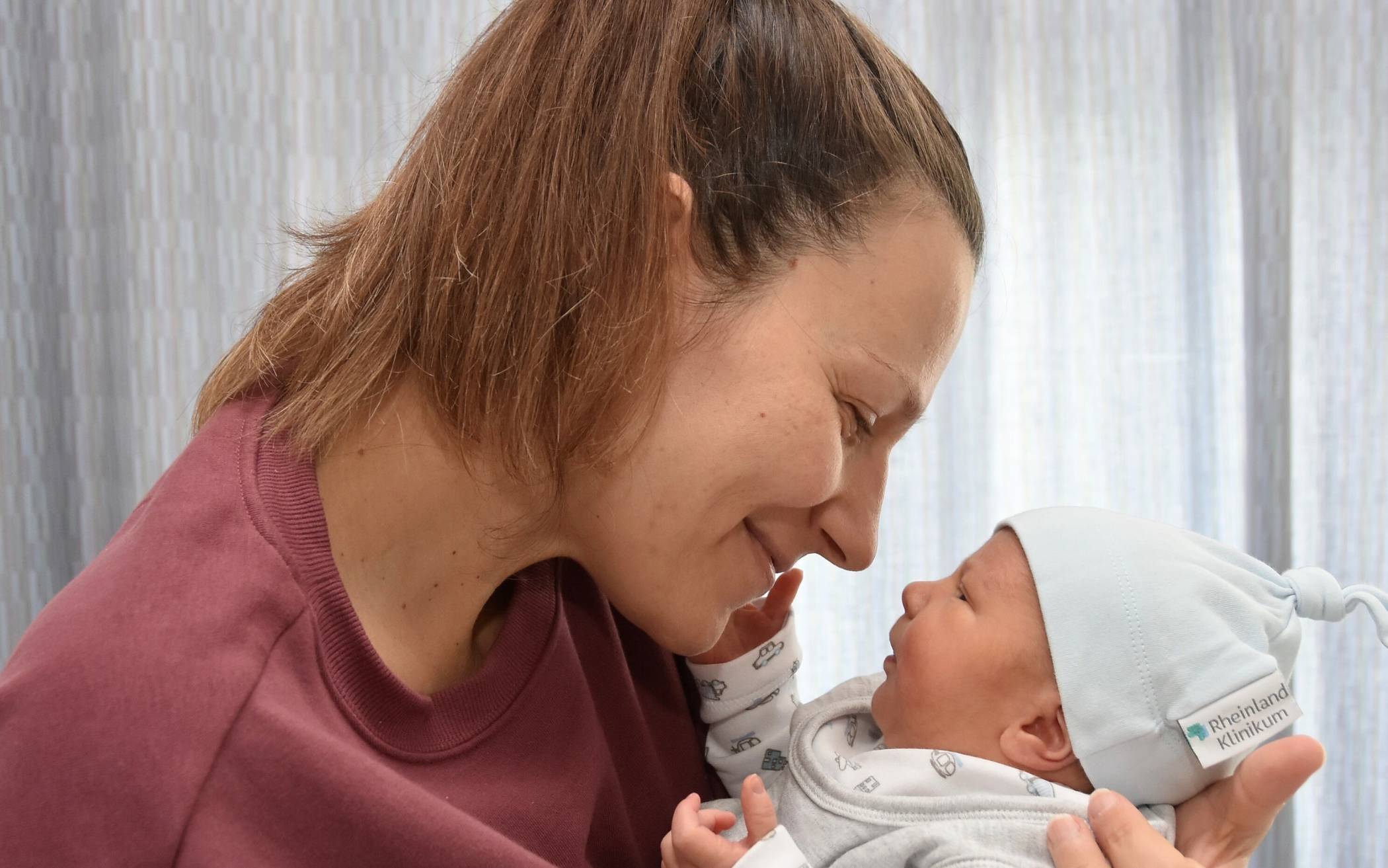  Die stolze Mutter Bettina Seichter mit ihrem Sohn Victor Johannes. 