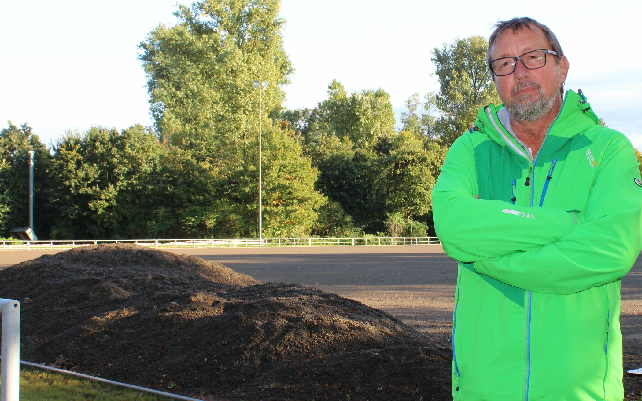  Ralf Nickel, sportlicher Leiter der Fußballabteilung des TSV Norf, ist erleichtert, dass es auf dem unteren Tennenplatz weitergeht.  