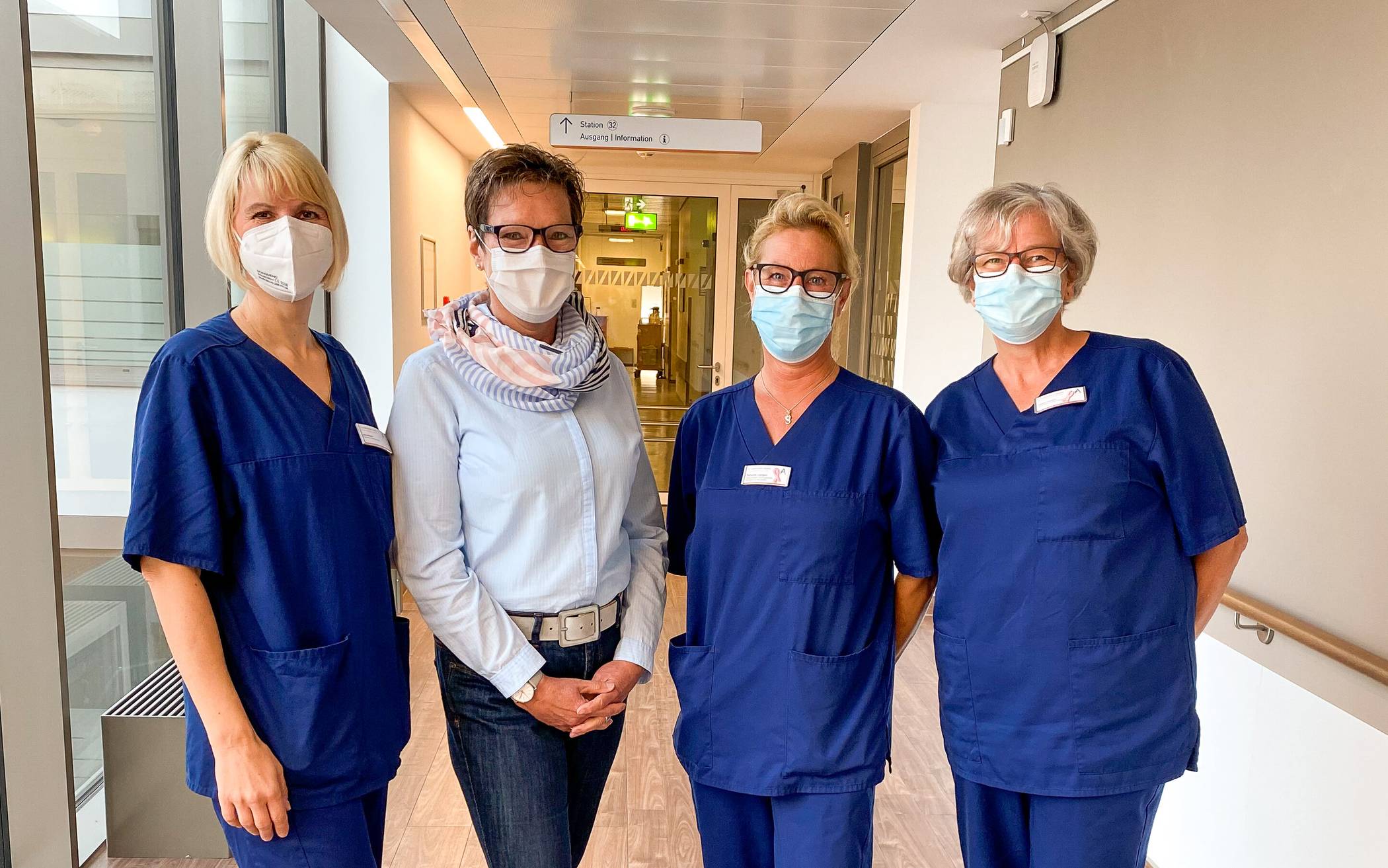   Brustkrebspatientin Monika Hodißen (2.v.l.) mit Mitarbeiterinnen des zertifizierten Brustzentrums im „Etienne“.  