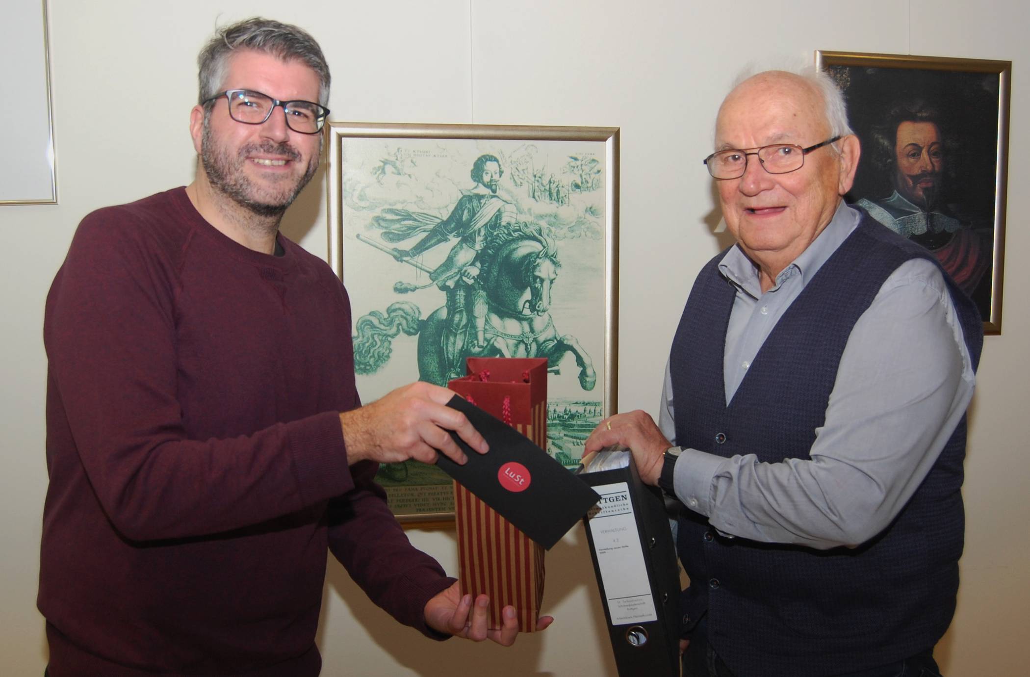  Das Foto zeigt die offizielle Übergabe der Arbeitskreisleitung von Siegfried Hämel (rechts) an Nachfolger Stefan Reinelt (links). Dafür werden Unterlagen gegen ein Dankeschön-Geschenk getauscht.  