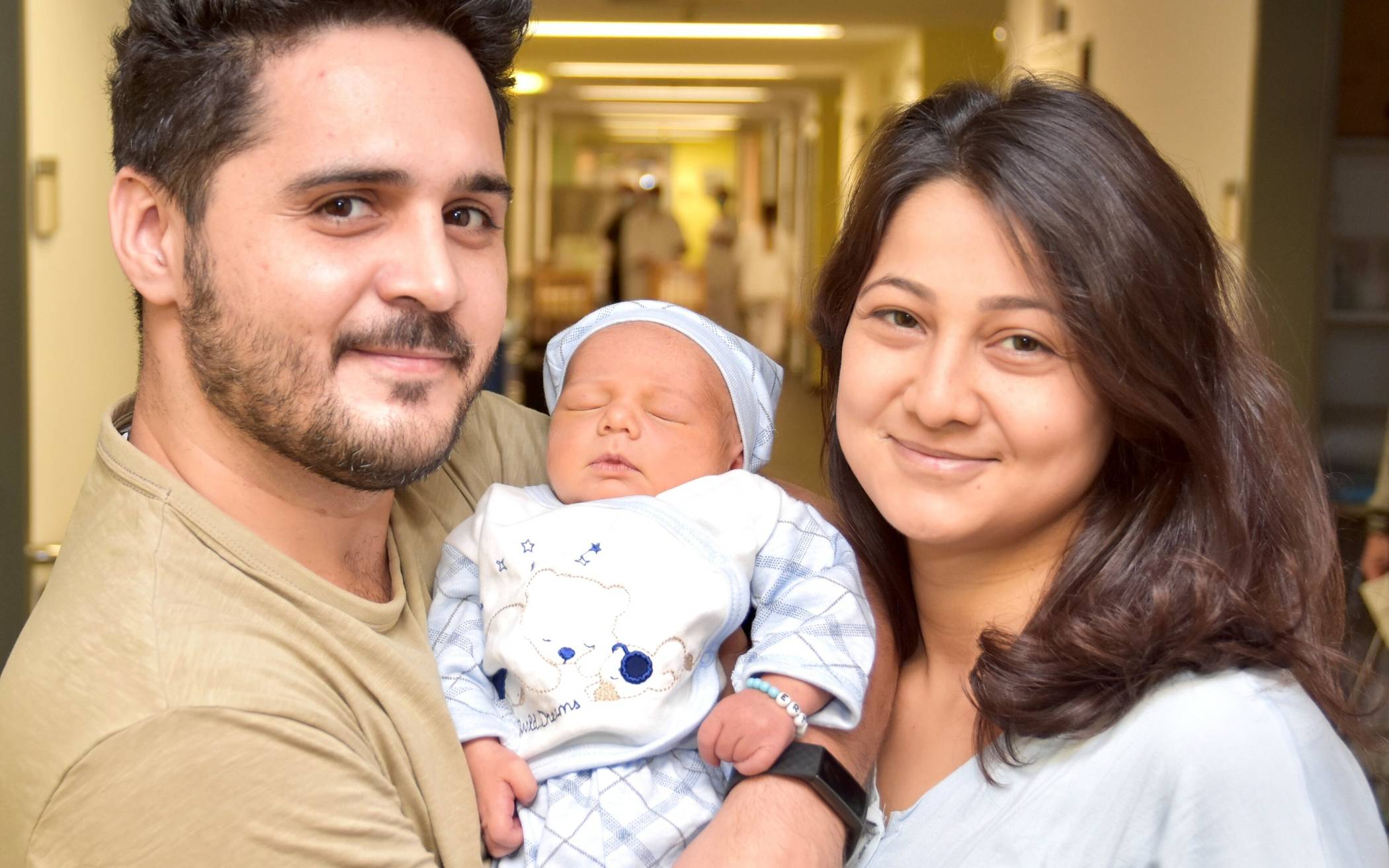  Fatma und Yunus Ertune mit ihrem ersten Kind Mikail. 