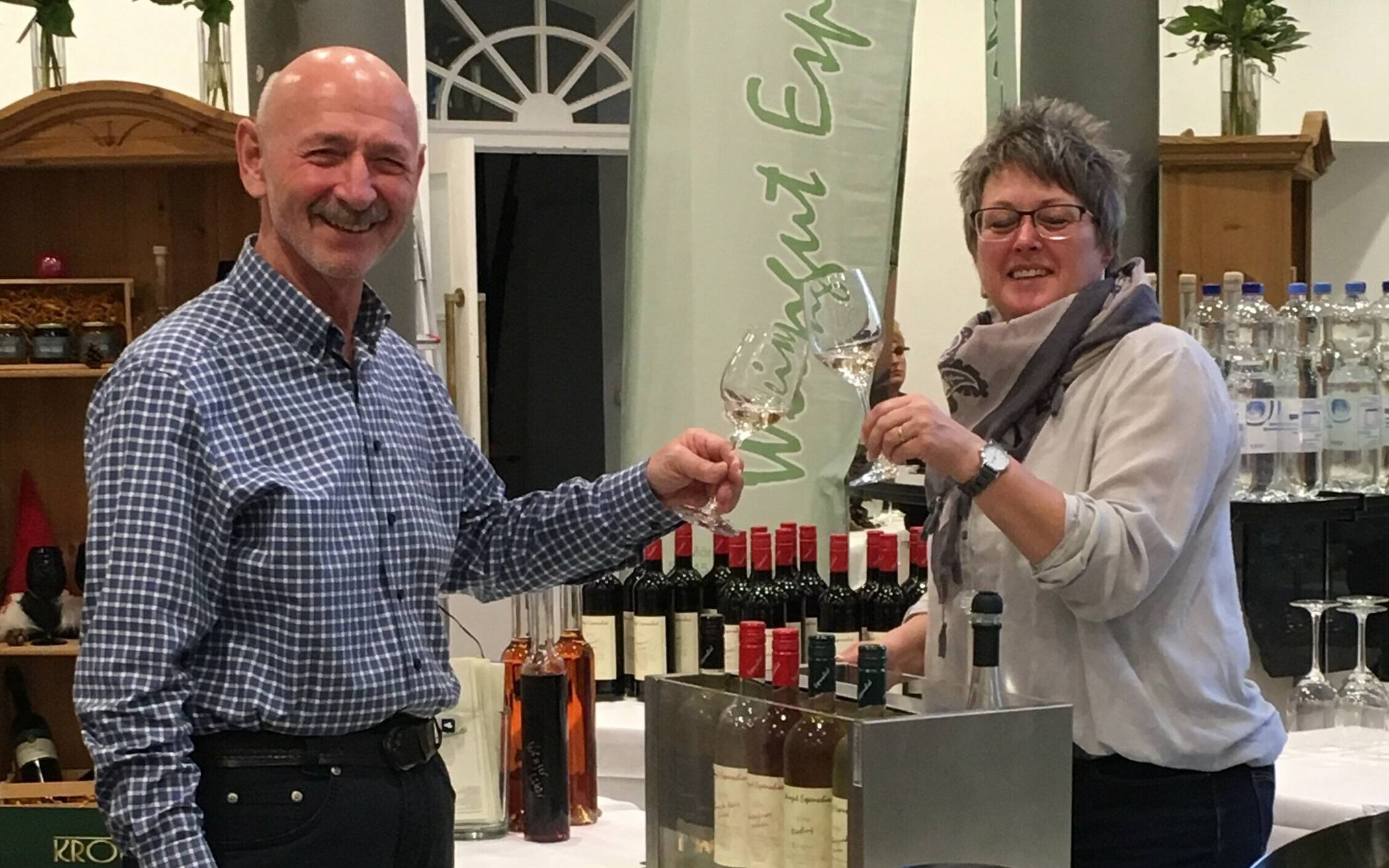   Im Zeughaus darf leckerer Wein probiert werden. 