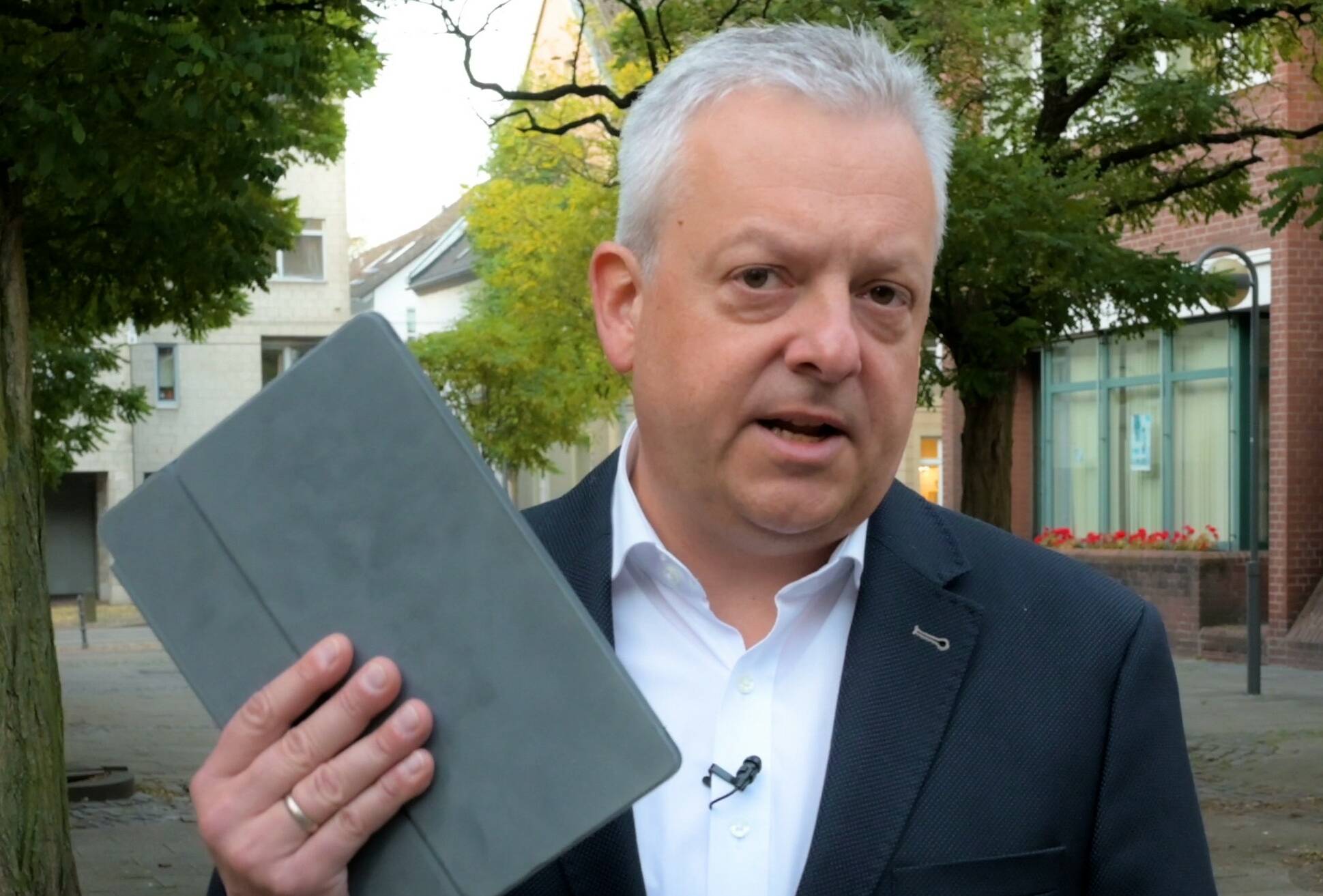  Wo bleiben die Zuschüsse für Schüler-Tablets? Arno Jansen übt harsche Kritik an der Landesregierung.  