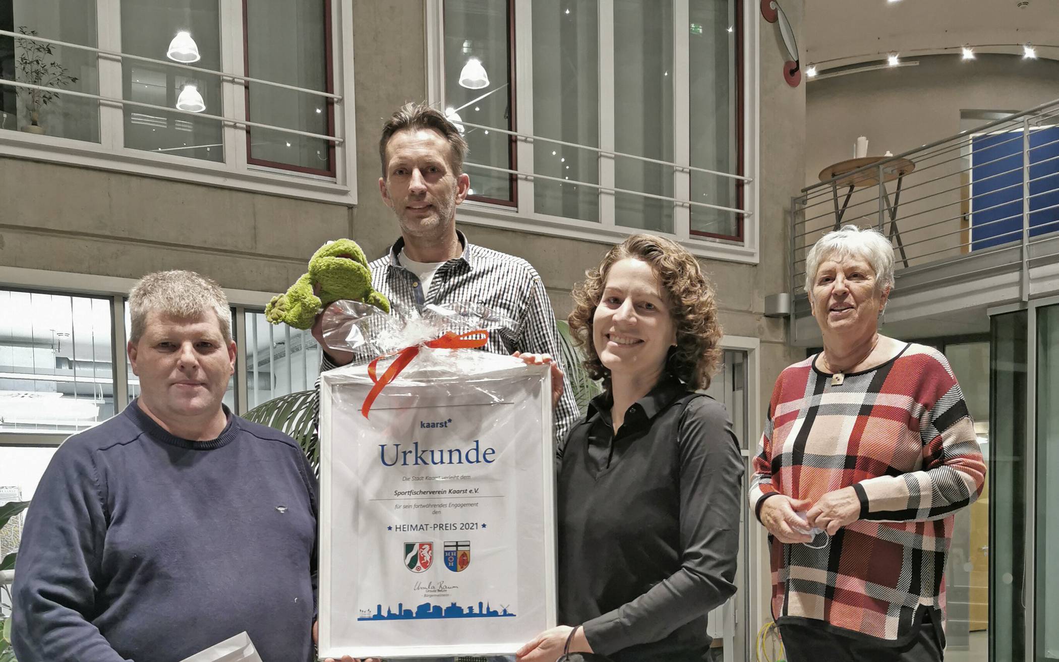  Der Heimatpreis Kaarst 2021 wurde von Bürgermeisterin Nina Lennhof an den Sportfischerverein verliehen. Foto: Stadt Kaarst 