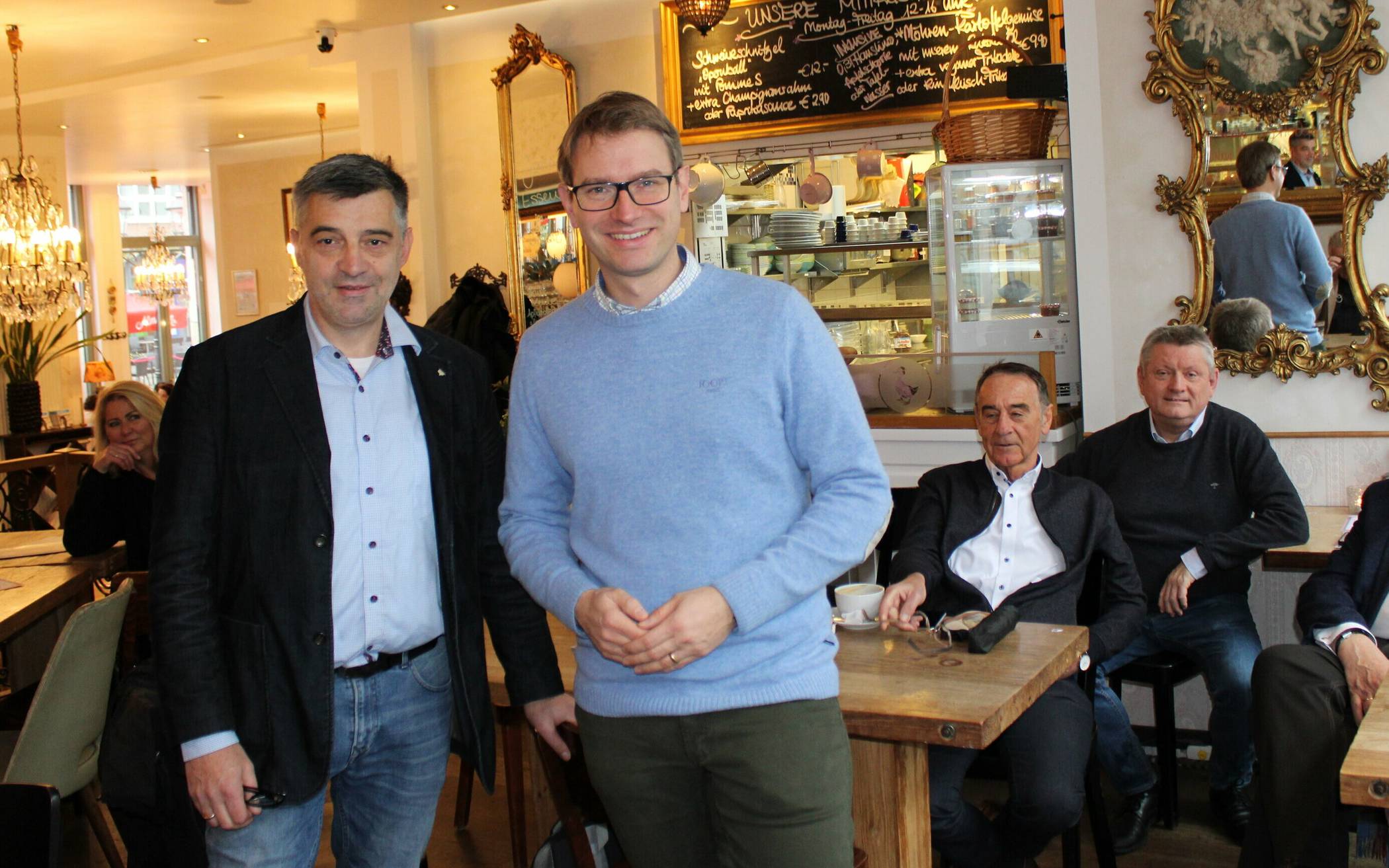  Der CDU-Vorsitzende Jan-Philipp Büchler (vorne, rechts) hatte zur Premiere des „Politischen Frühstücks“ im Café Schwan den Urban Climate Architect Peter Küsters (vorne, links) eingeladen.  