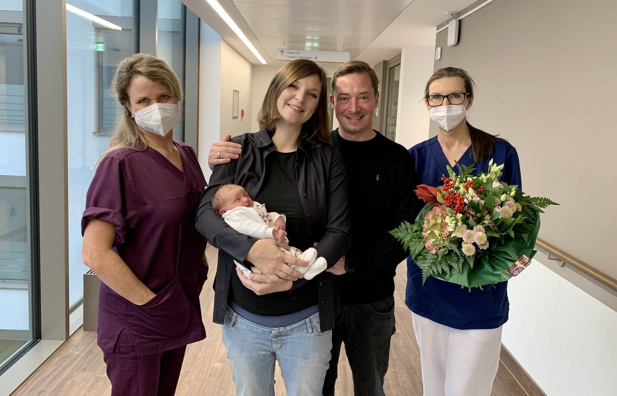  Mit den stolzen Eltern freuen sich Eva Gassen, leitende Hebamme (links) und Dr. Margret Albiez, leitende Ärztin der Geburtshilfe (rechts).  