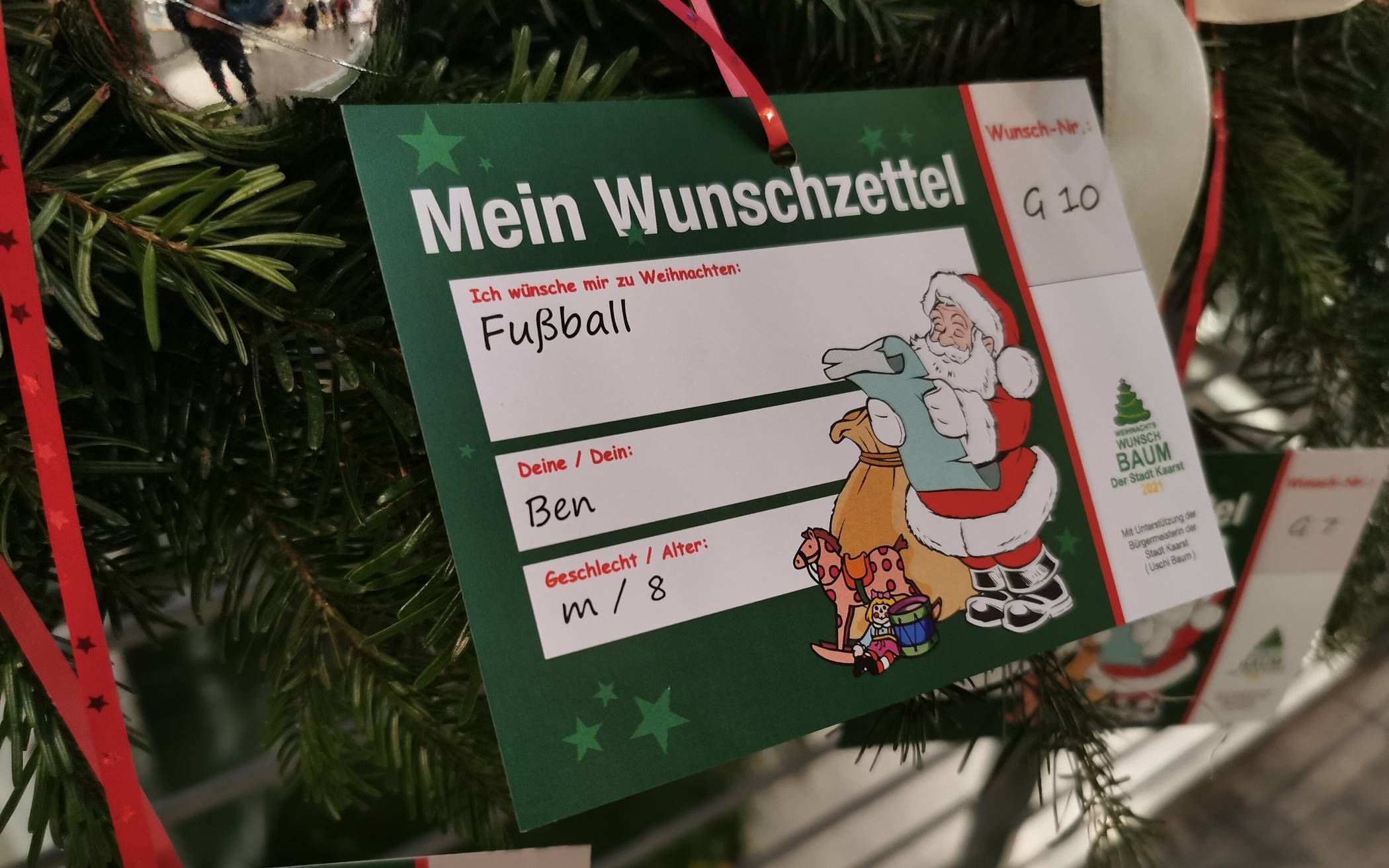  Den Wunschbaum schmücken die bescheidenen Weihnachtswünsche von 260 Kindern und 90 Erwachsenen. Der kleine Ben wünscht sich zum Beispiel einen Fußball.  