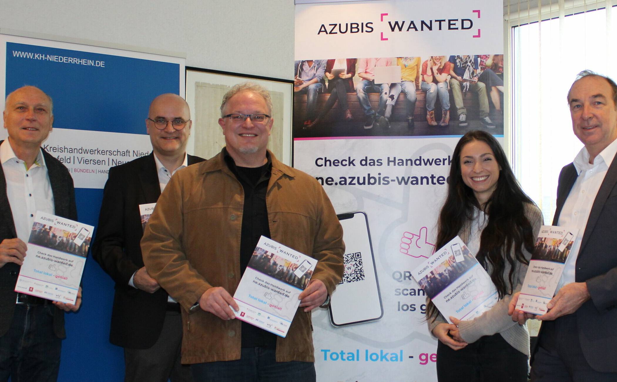  Von links: Stellvertretender Kreishandwerksmeister Wilhelm Prechters, Hauptgeschäftsführer Marc Peters, Jochen Schumm von Schumm Marketingkonzept, Lisa Alba aus der Ausbildungsabteilung und Ansprechpartnerin bei „Azubis wanted“ und Stellvertretender Hauptgeschäftsführer Klaus Koralewski freuen sich auf das Pilotprojekt. 