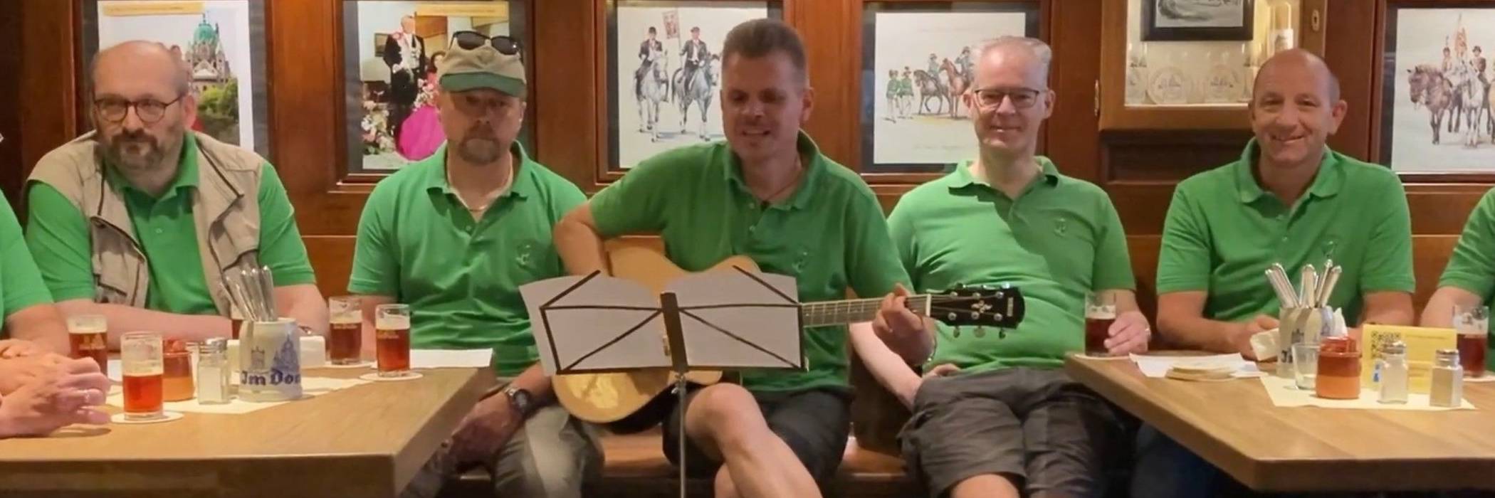  Der Schützenlustzug „Kettepöschkes“ bei der Aufnahme des Musikvideos im Brauerei-Ausschank „Im Dom“ in Neuss. Foto: Daniel Heidemann 