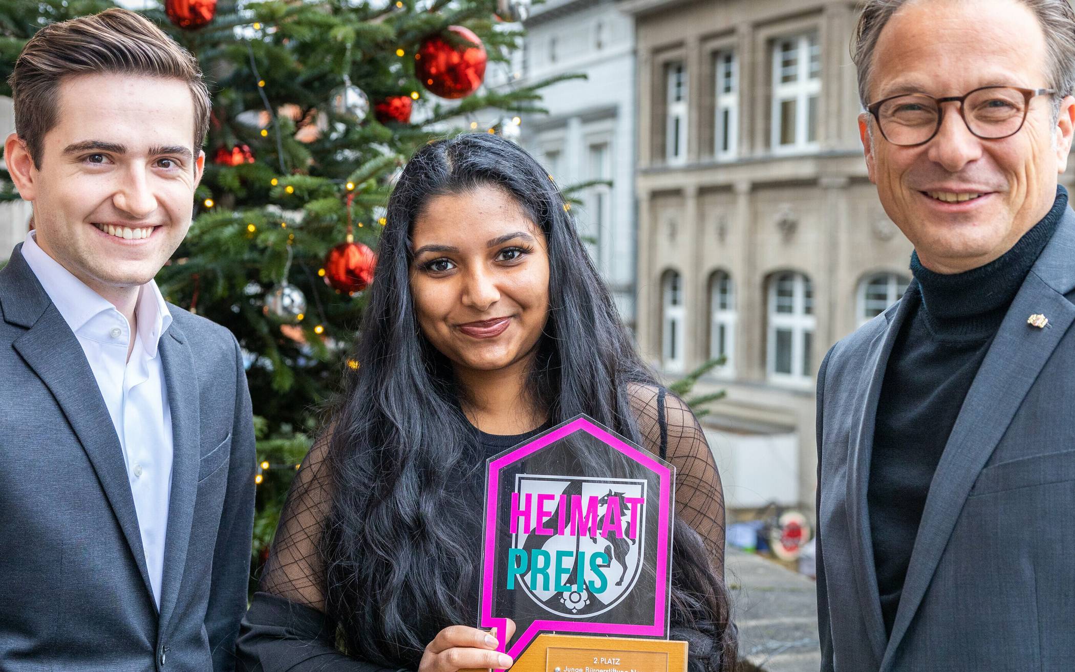  Jan Di Benedetto und Tanja Ragunathan nehmen den Preis für die Junge Bürgerstiftung Neuss entgegen. 