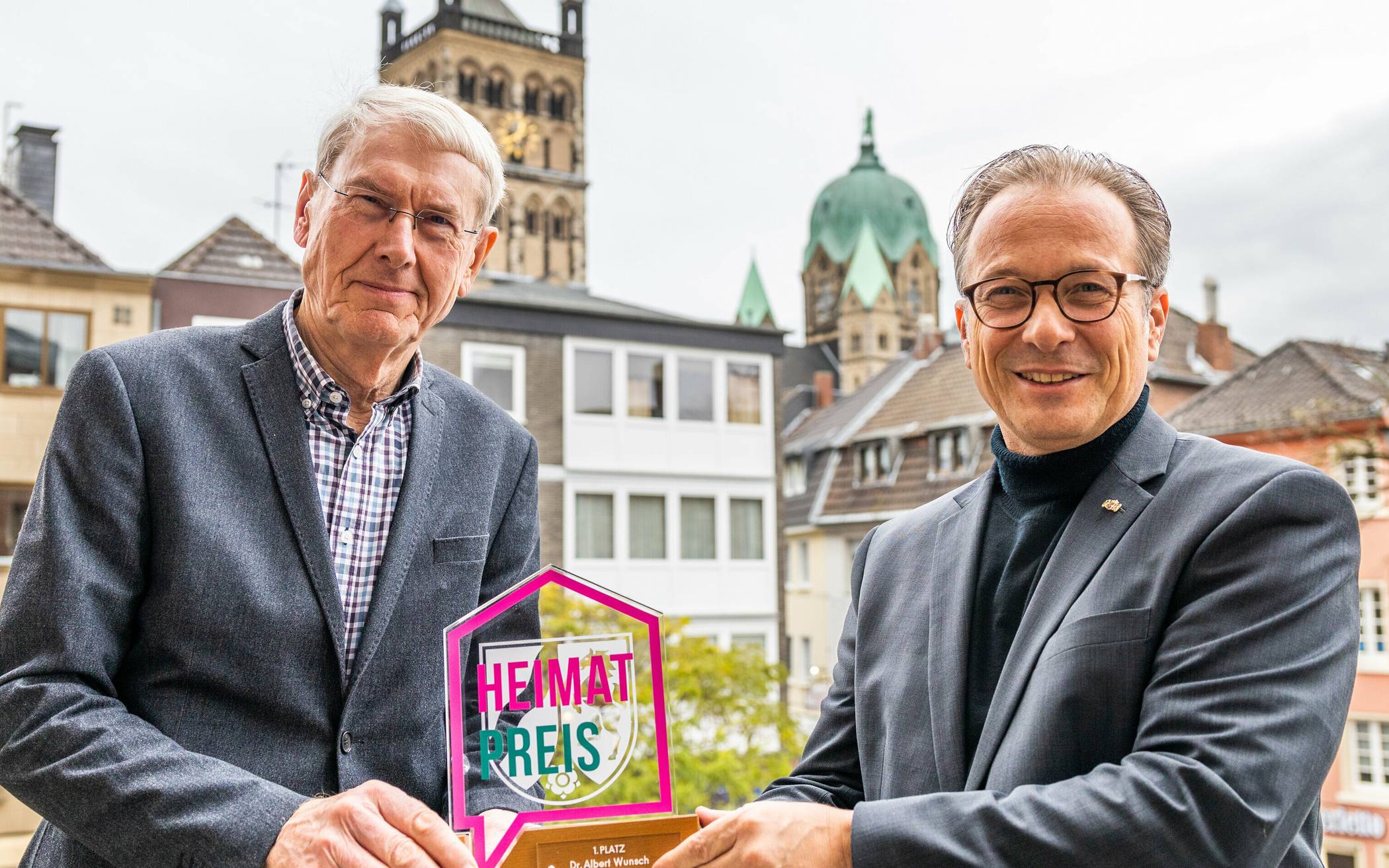  Bürgermeister Reiner Breuer (r.) gratuliert Dr Albert Wunsch zum 1. Platz des Neusser Heimatpreises. 