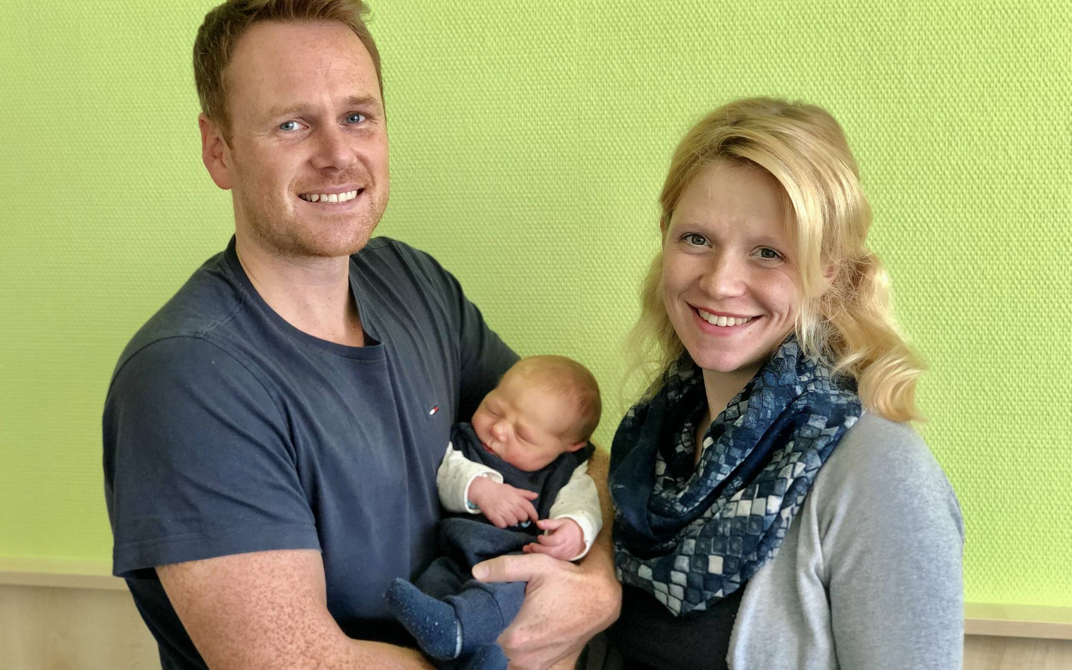  Rebecca und Timon Seidlitz mit ihrem „Nikolausbaby“ Samuel.   