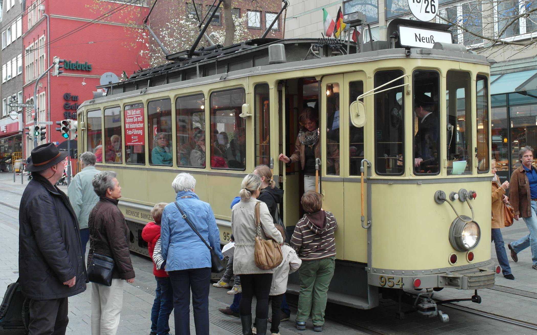  Die historische Straßenbahn pendelt durch die Neusser City. 