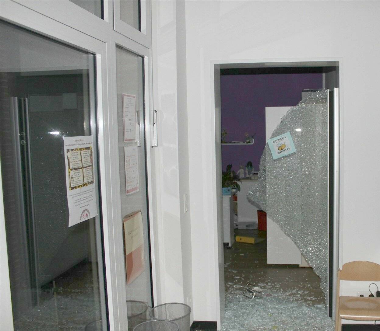 Die beschädigte Tür des Kindergartens. Foto: