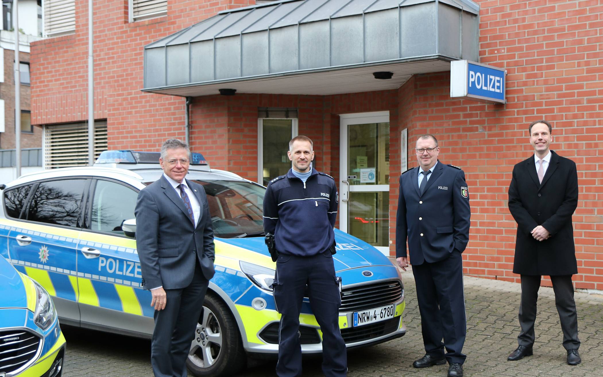  Von links: Landrat und Leiter der Kreispolizeibehörde Rhein-Kreis Neuss, Hans-Jürgen Petrauschke; Bezirksdienstbeamter PHK Klaus Greven; Dienststellenleiter der Polizeiwache Kaarst, PHK Wolfgang Koch sowie Erster Beigeordneter, Dr. Sebastian Semmler.  