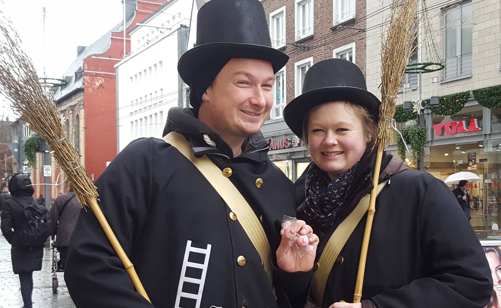  Die ZIN-Schornsteinfeger verteilen Glück in der Innenstadt&nbsp;– in Form von 1.000 kleinen Glücksschweinchen.  