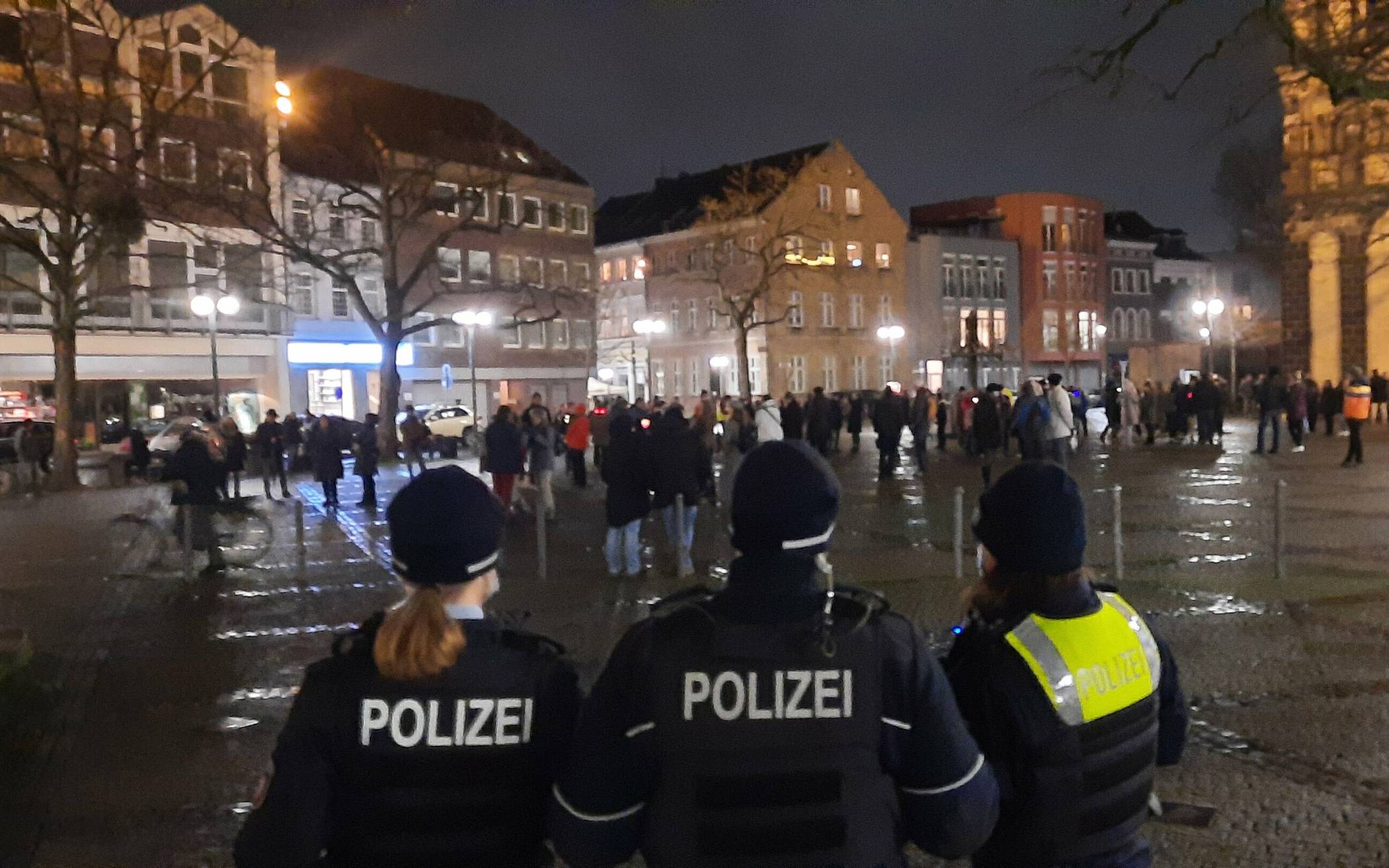   Die „Spaziergänger“ treffen sich in kleinen Gruppen auf dem Münsterplatz, bevor sie sich durch die Innenstadt in Bewegung setzen – stets begleitet von Ordnungsamt und Polizei. 