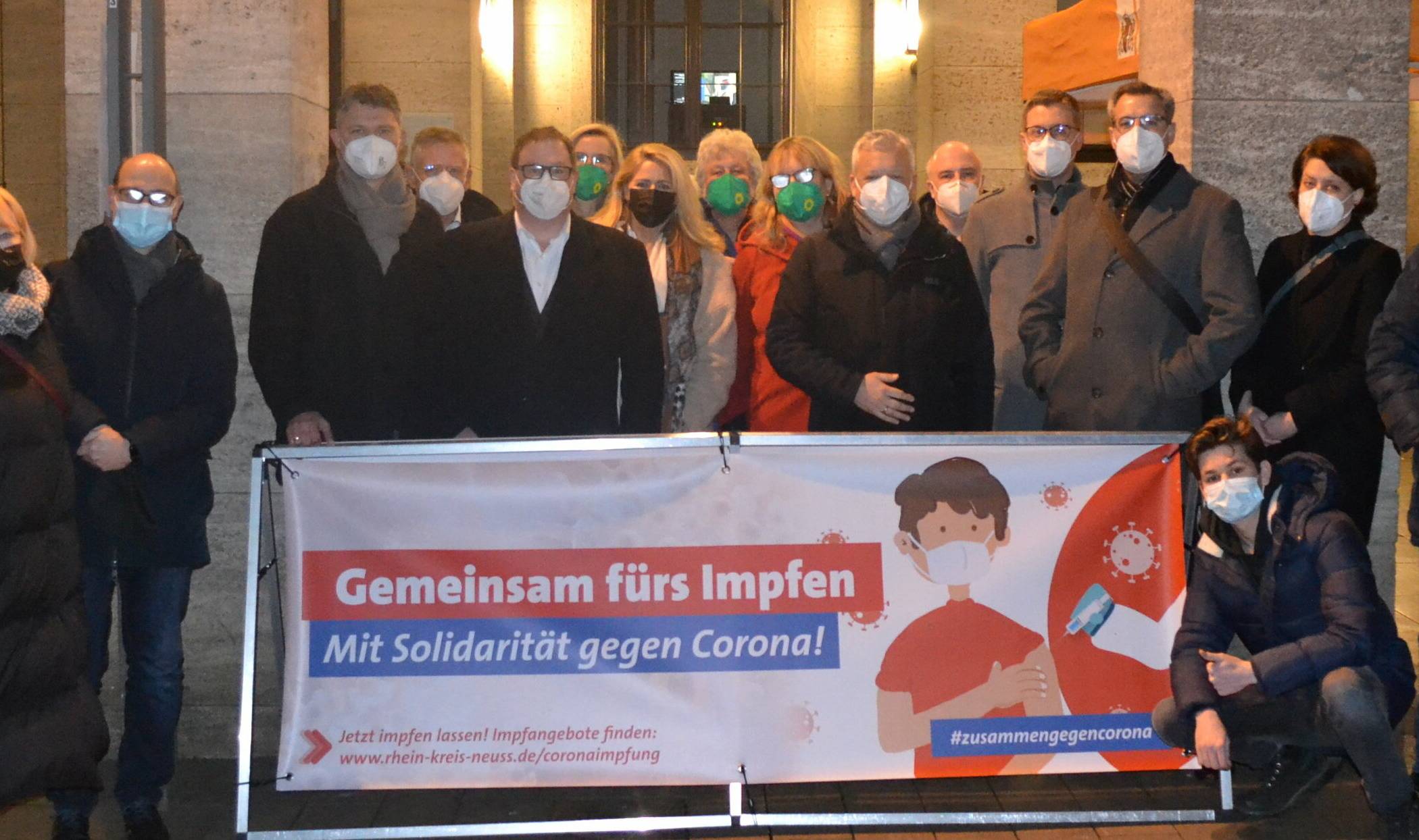  Die Ratsparteien CDU, SPD, Grüne, UWG, FDP und Linke hatten vor dem Rathaus Infostände aufgebaut&nbsp;– zu Gesprächen mit Impfskeptikern kam es aber kaum. 