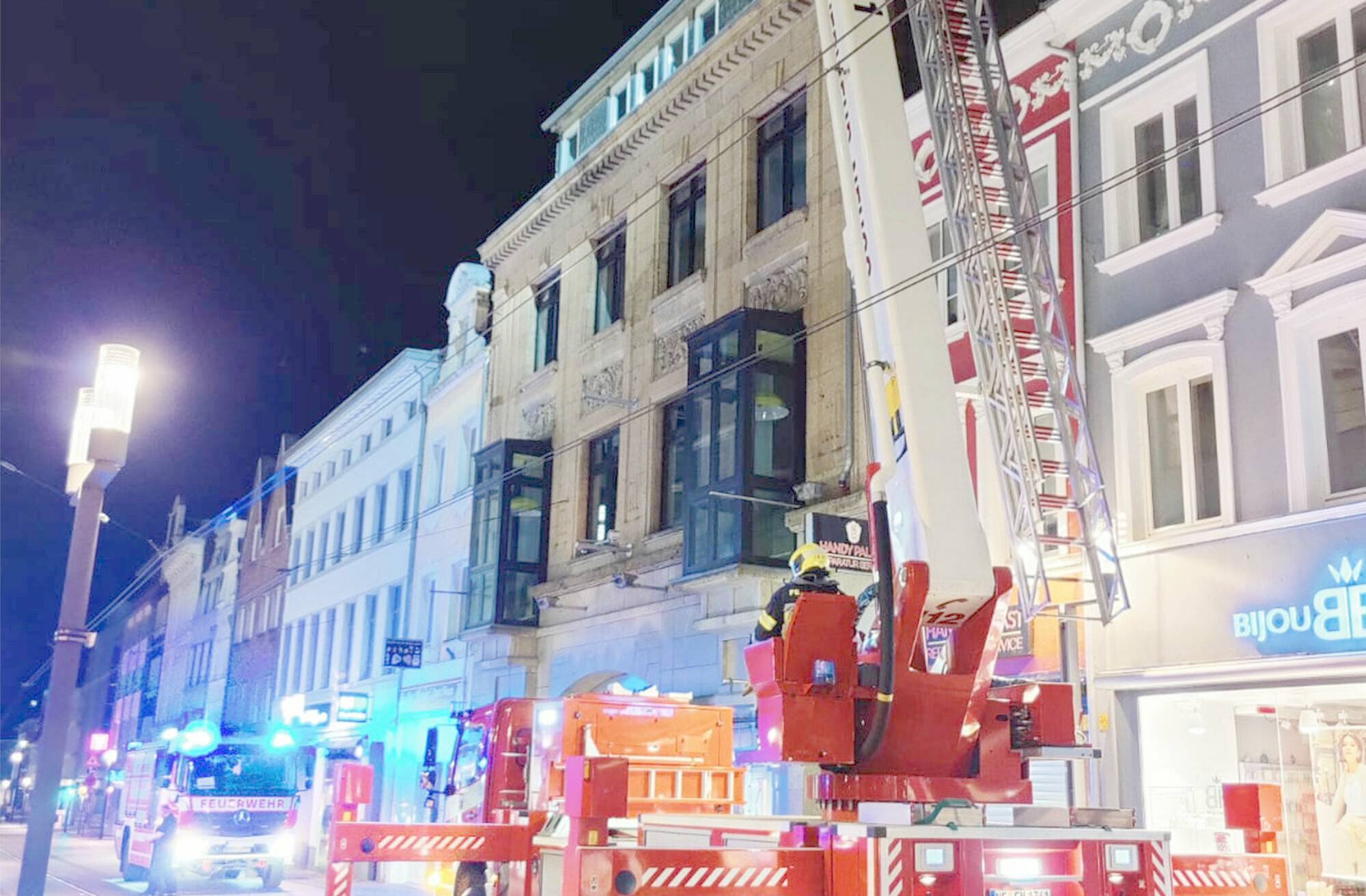  Die Feuerwehr musste zu zahlreichen Dachsicherungen, wie zum Beispiel in der Innenstadt, ausrücken.  