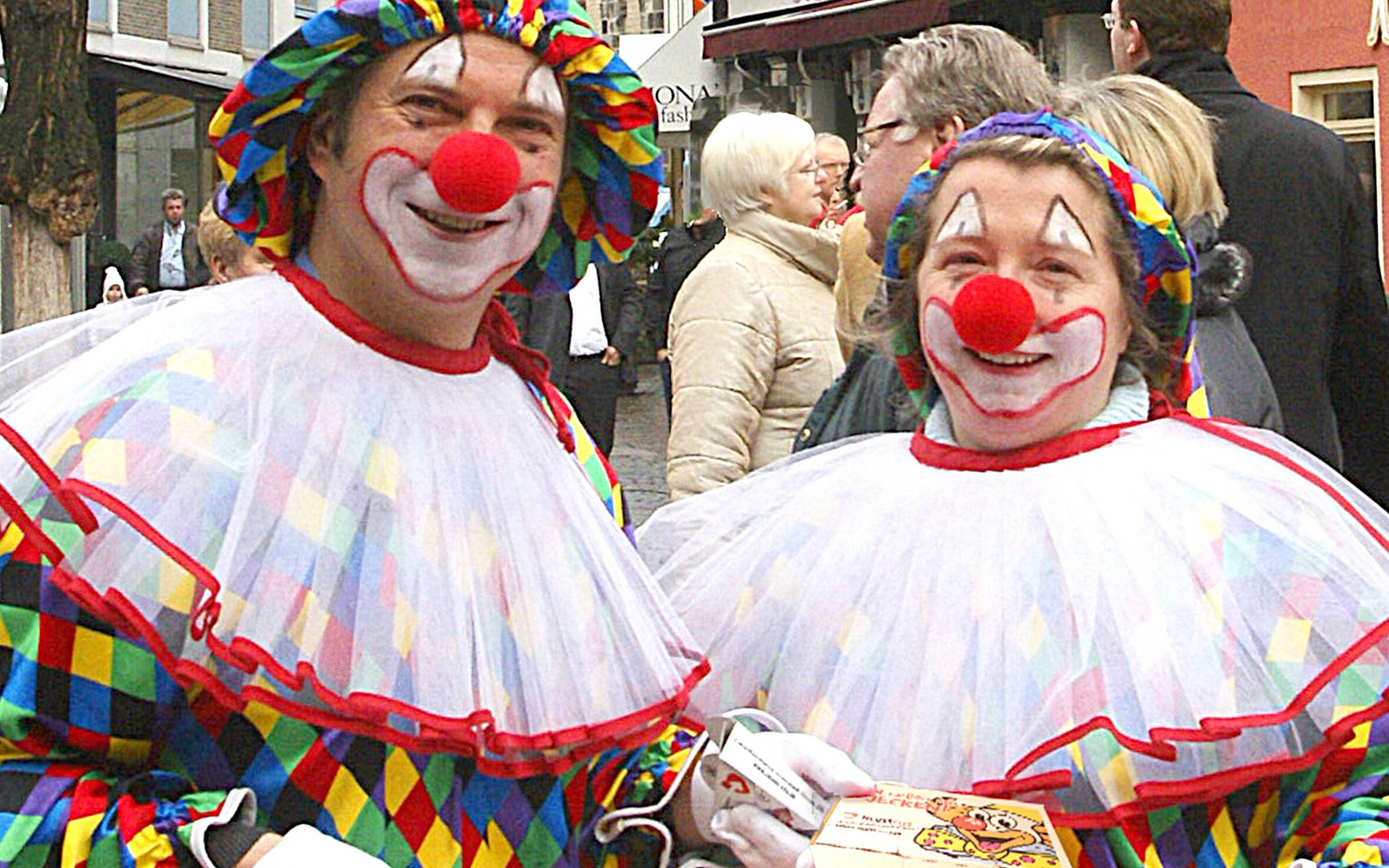  Närrische ZIN-Aktion: Zwei Clowns verteilen am kommenden Samstag jecke Naschboxen in der Neusser City.  