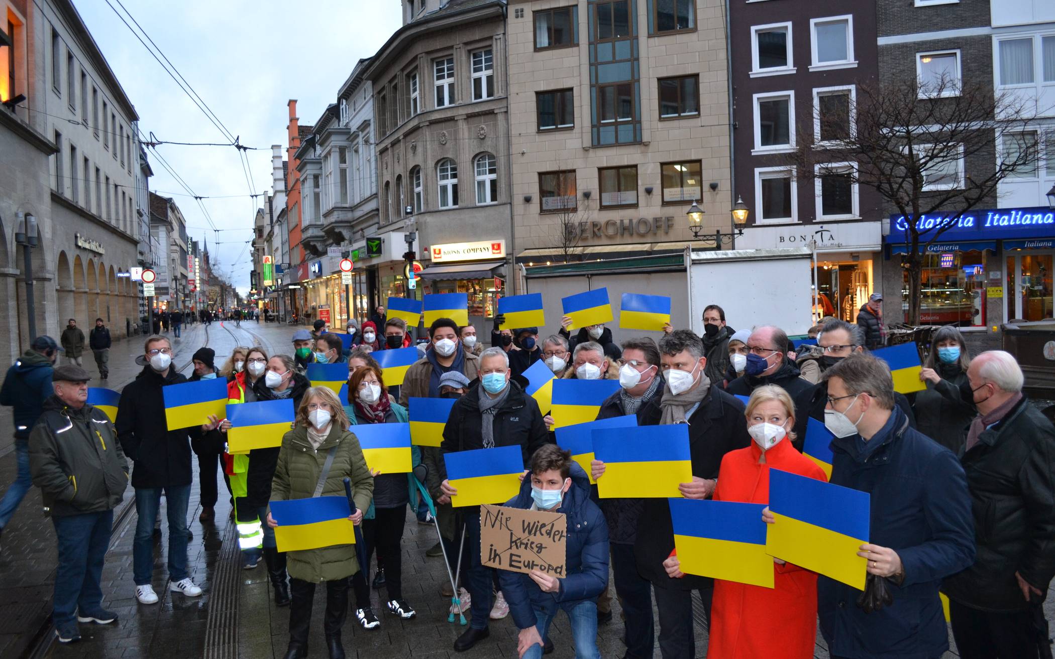  Die CDU hatte gestern Abend zur Mahnwache vor dem Rathaus als Zeichen der Solidarität mit der Ukraine eingeladen, auch Vertreter anderer Parteien waren gekommen. 