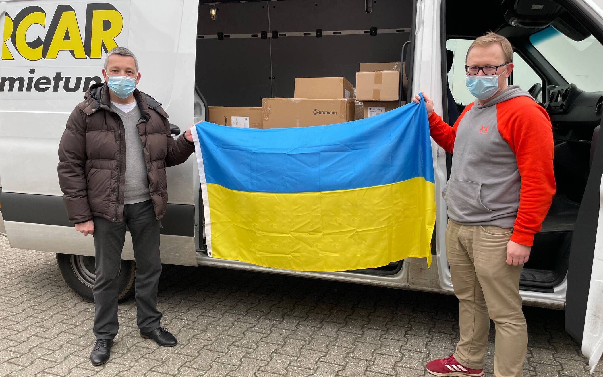  Jürgen Aretz (links) und Andriy Minayev bei der Übergabe der Hilfsmittel. Die St. Augustinus Gruppe spendete dutzende Kartons gefüllt mit Verbandsmaterial, Schmerzmitteln, Antibiotika und mehr. 
