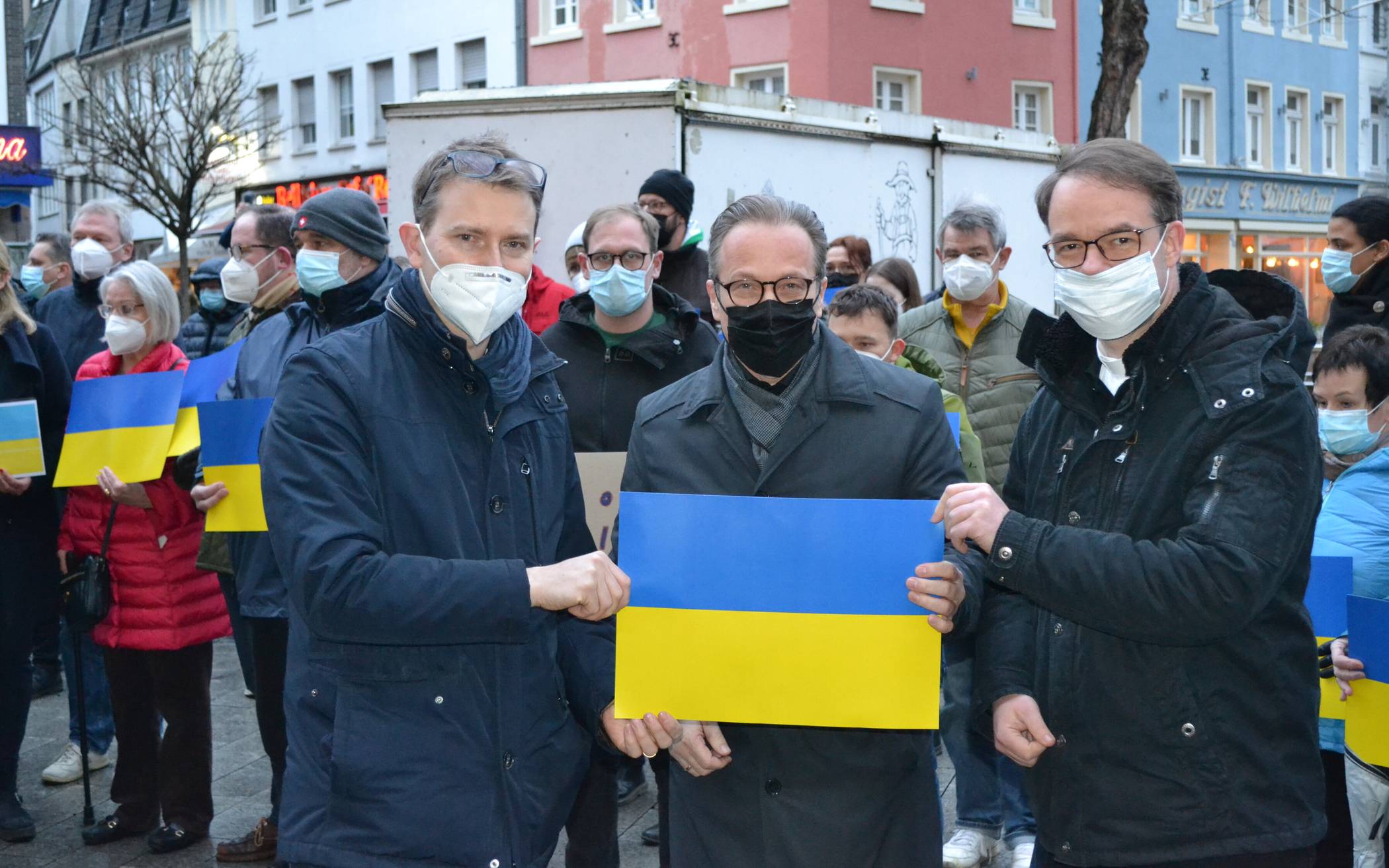  Sie zeigen Solidarität mit der Ukraine (v.l.): CDU-Chef Jan-Philipp Büchler, Bürgermeister Reiner Breuer und Oberpfarrer Andreas Süß.  
