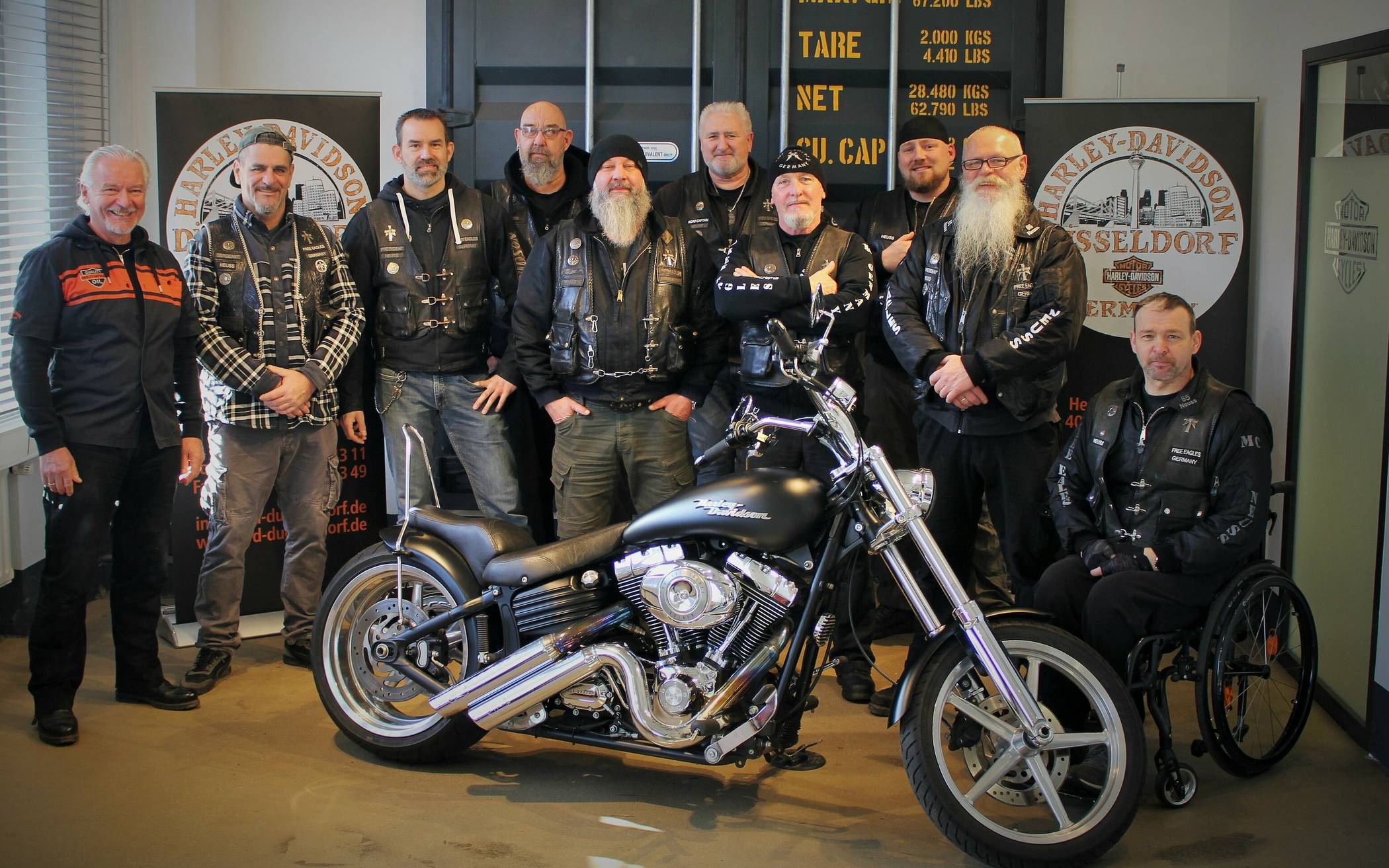 Diese Harley Davidson wird für den guten Zweck versteigert. Die „Free Eagles“ engagieren sich unter dem Motto „Rocker fürs Ahrtal“. 