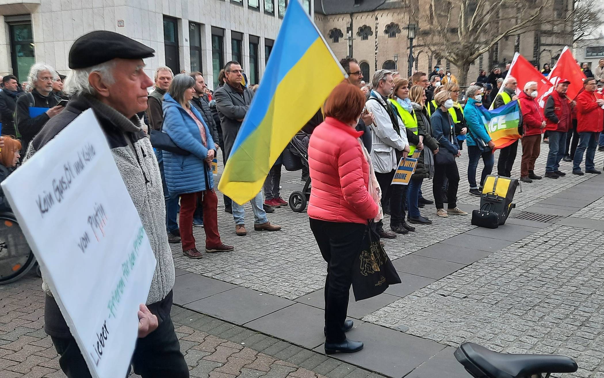  Rund 300 Menschen waren zur Kundgebung unter dem Motto „Neuss gegen den Krieg in der Ukraine - Für den Frieden in Europa“ auf den Markt gekommen. 