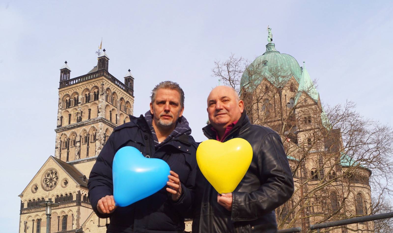  Markus Bausch und Georgios Arvanitidis (v.l.) von der DJK Rheinkraft wollen am kommenden Samstag 99 Luftballons zugunsten ukrainischer Handicap-Kinder verkaufen und steigen lassen.  