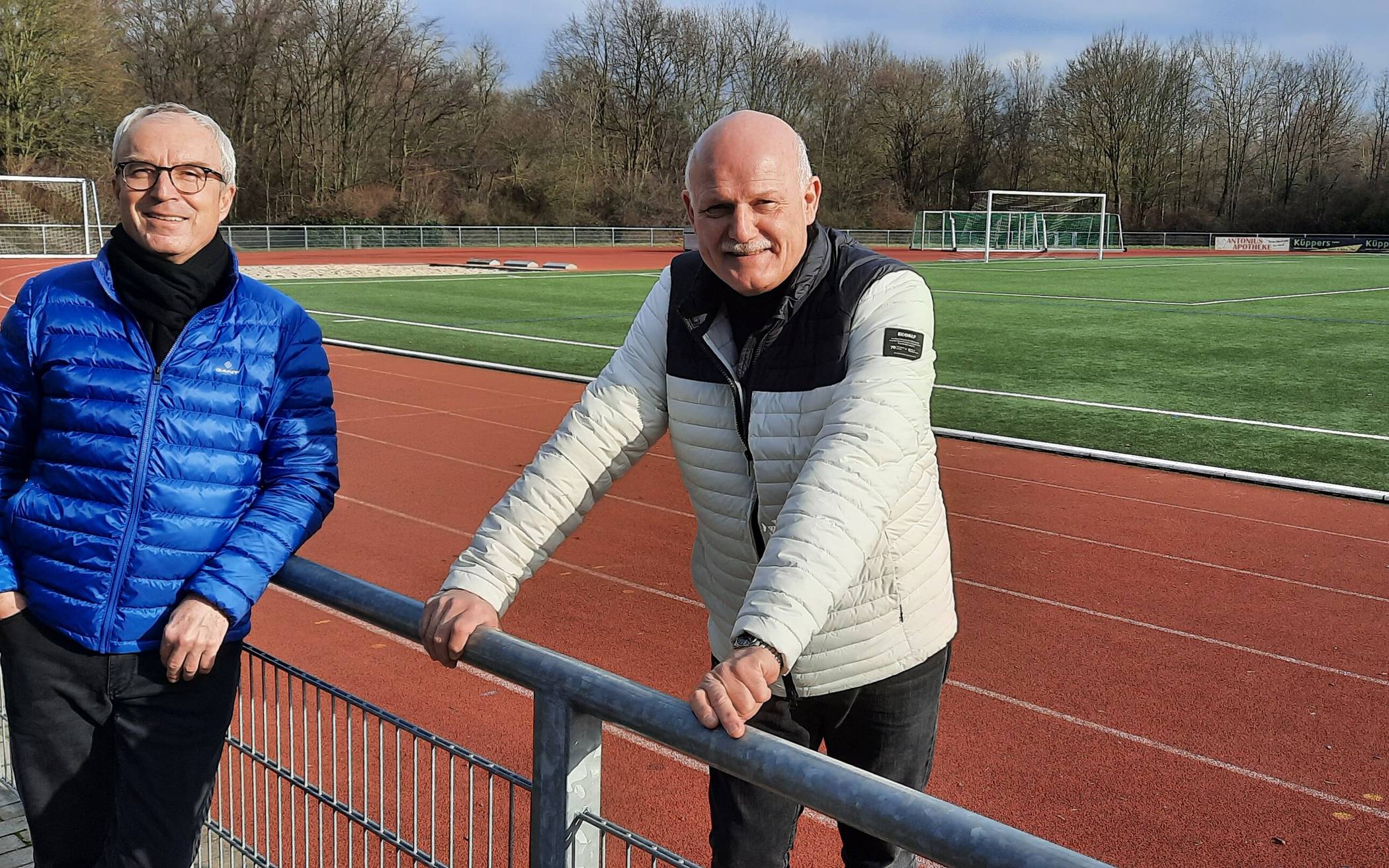  Die beiden Kaarster Stadtsportverbandsvorsitzenden Axel Volker und Michael Börgers (von links) freuen sich auf die Sportlerehrung.  