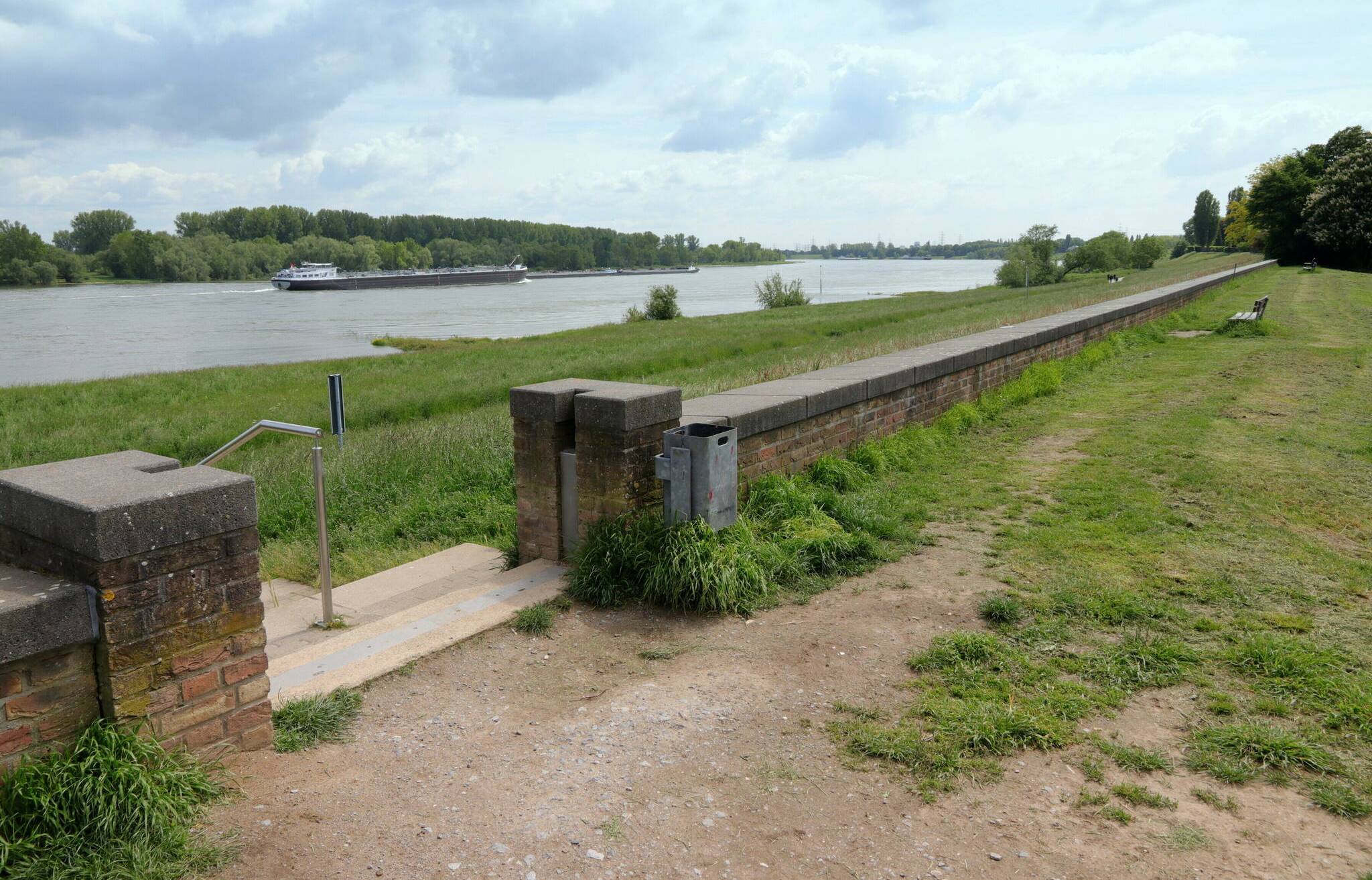 Die verklinkerte Spundwand mit Betonabdeckplatten.