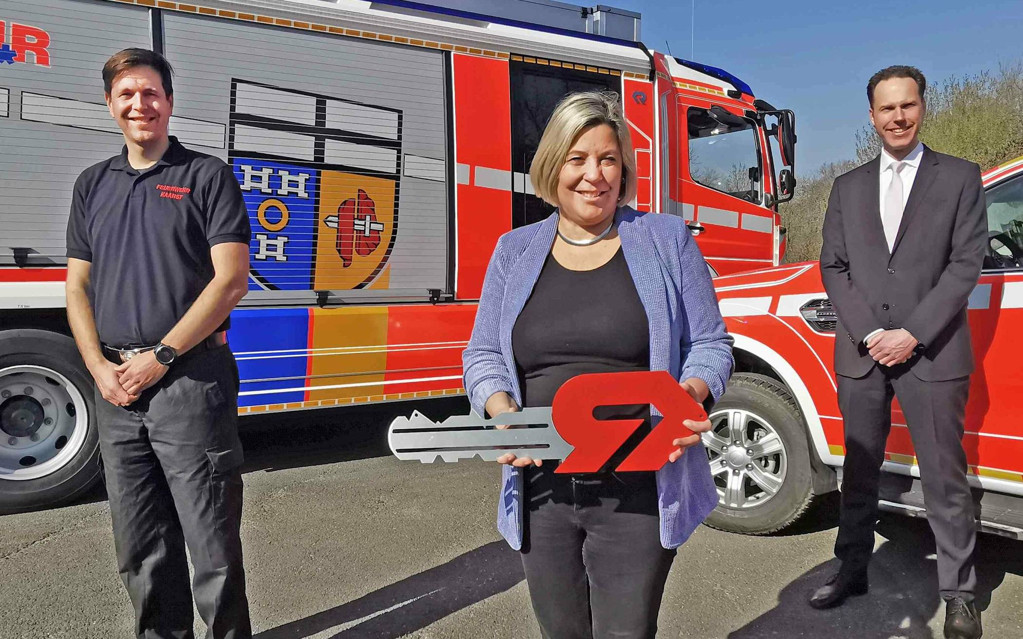  Von links: Feuerwehr-Chef Andreas Kalla, Bürgermeisterin Ursula Baum und der erste Beigeordnete Sebastian Semmler stellten das neue Feuerwehr-Logo vor.  