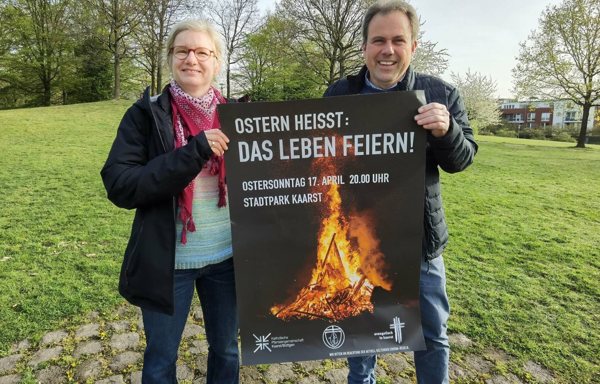  Pastoralreferentin Brigitta Berweiler und Pfarrer Ralf Büchting werben für das Osterfeuer am Ostersonntag im Stadtpark. Mit dem Gottesdienst soll das Leben gefeiert werden.  