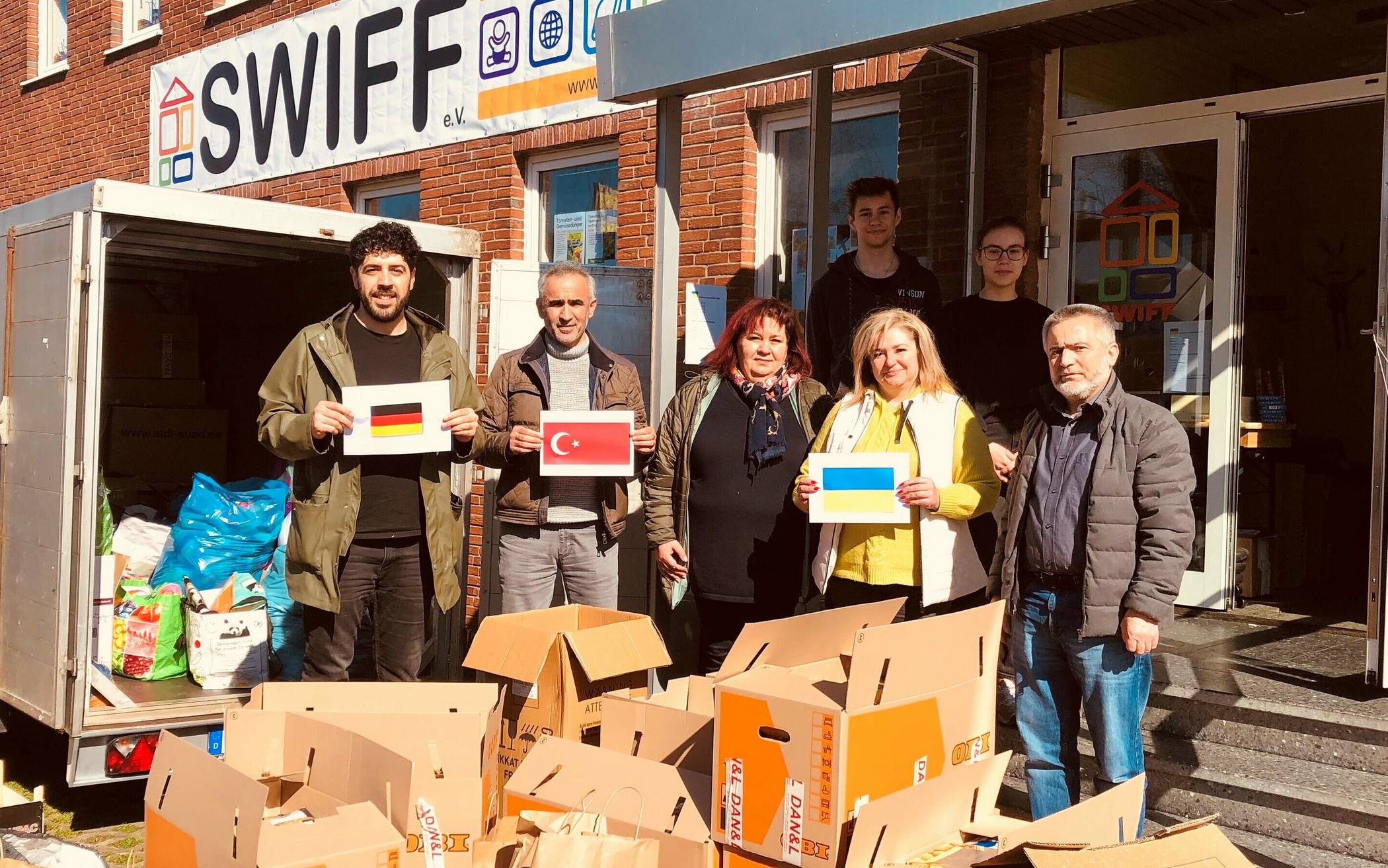  Hakan Temel (l.) mit Vertretern des Vereins Swiff und der Norfer Moscheegemeinde: Es wurden reichlich Spenden für die Menschen in der Ukraine gesammelt.  