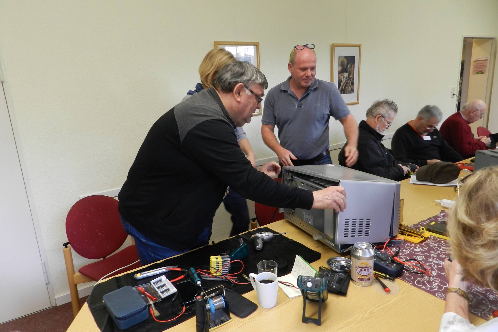  Im Reparatur-Café Neuss bekommen Geräte ein neues Leben geschenkt. 