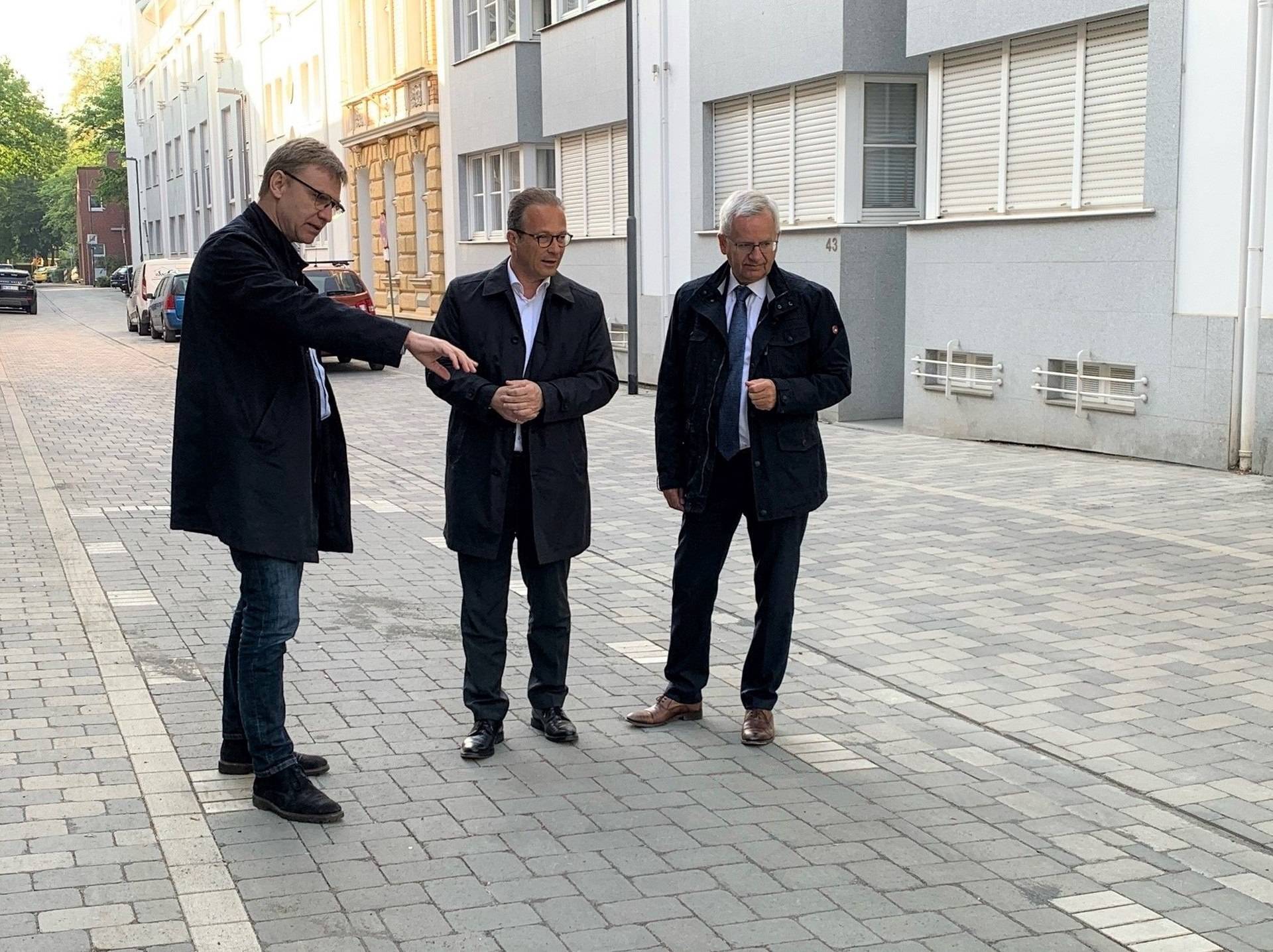  ISN-Betriebsleiter Johannes Steinhauer zeigte Bürgermeister Reiner Breuer und Stadtwerke-Geschäftsführer Stephan Lommetz die erneuerte Mühlenstraße nach der erfolgten Bauabnahme.  