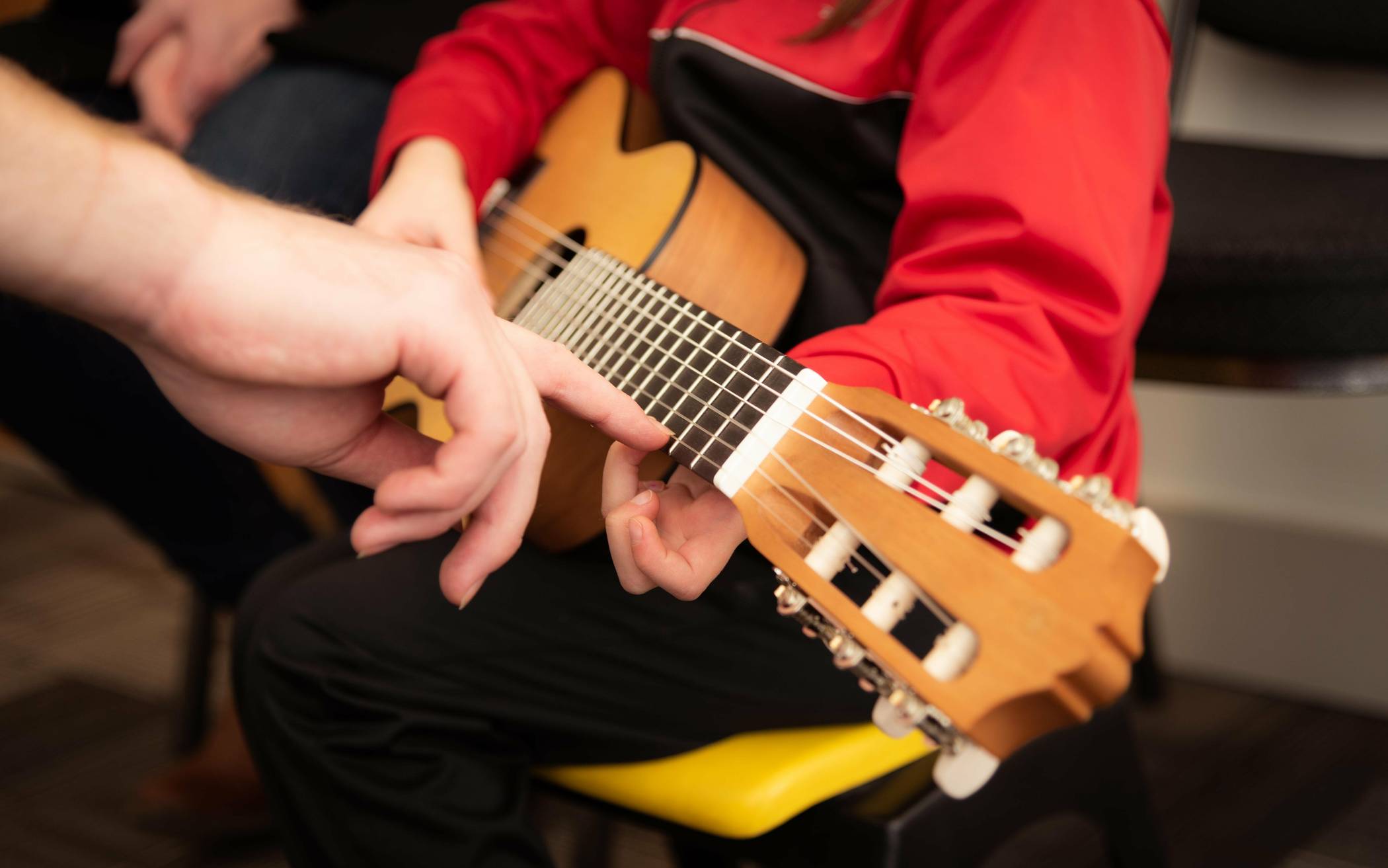  Beim „Sommerferienspaß“ im Treff in Weckhoven gibt es unter anderem einen „Schnupperkurs Gitarre“. 